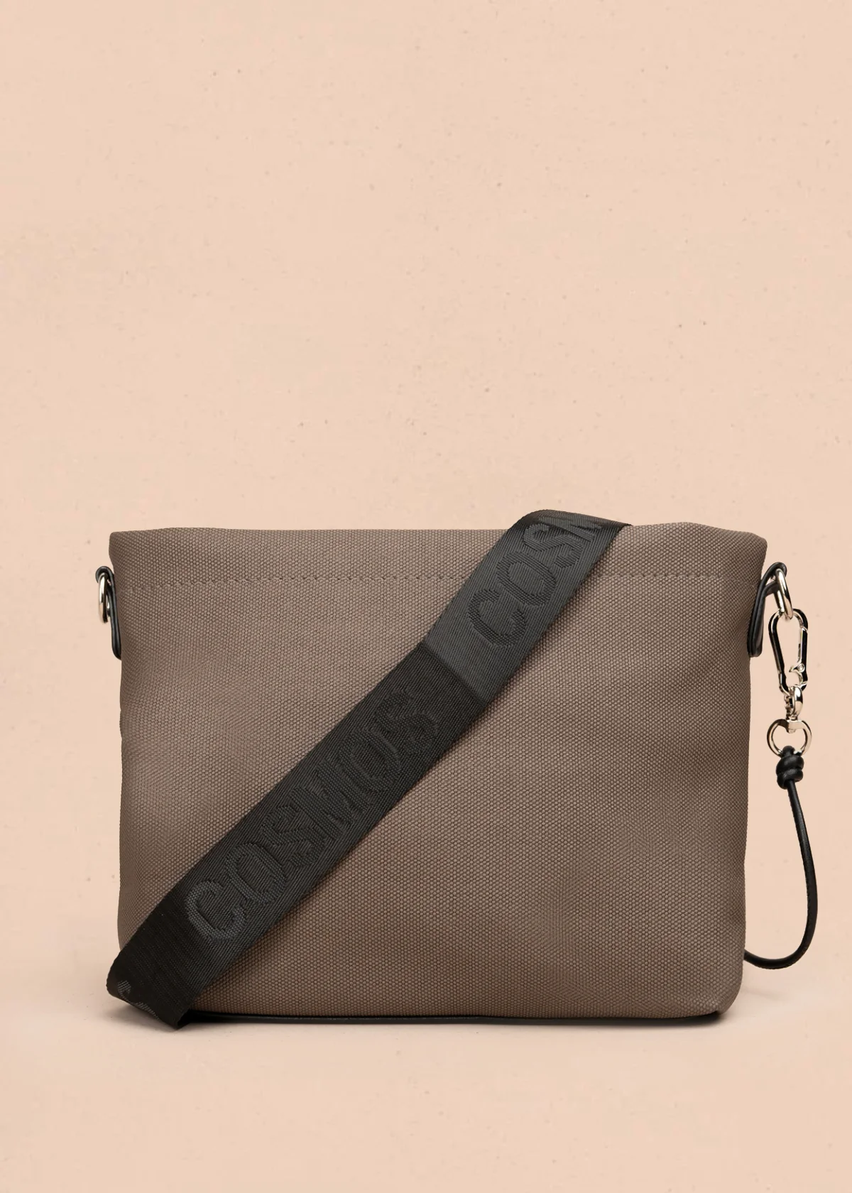 Bolso manos libres color café con asa negra y bolsillo frontal 106982 - Image 3