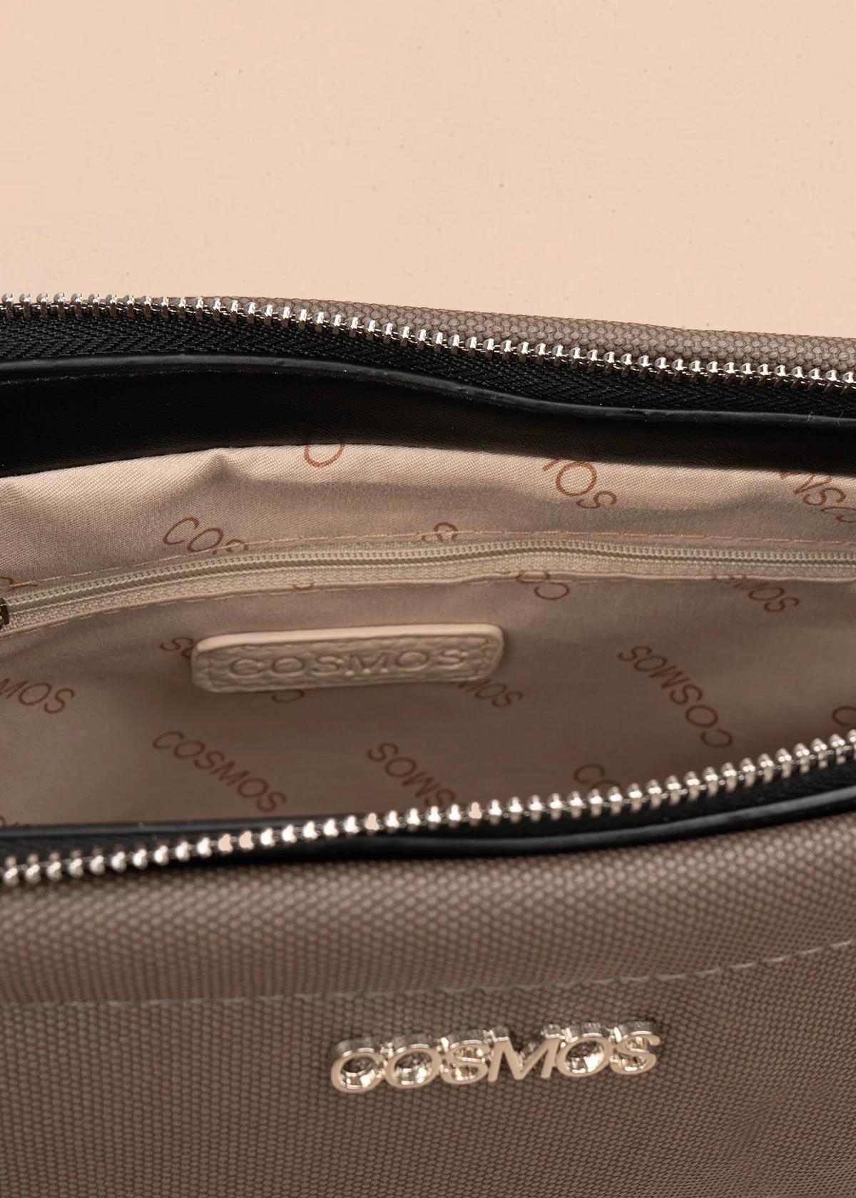 Bolso manos libres color café con asa negra y bolsillo frontal 106982 - Image 4