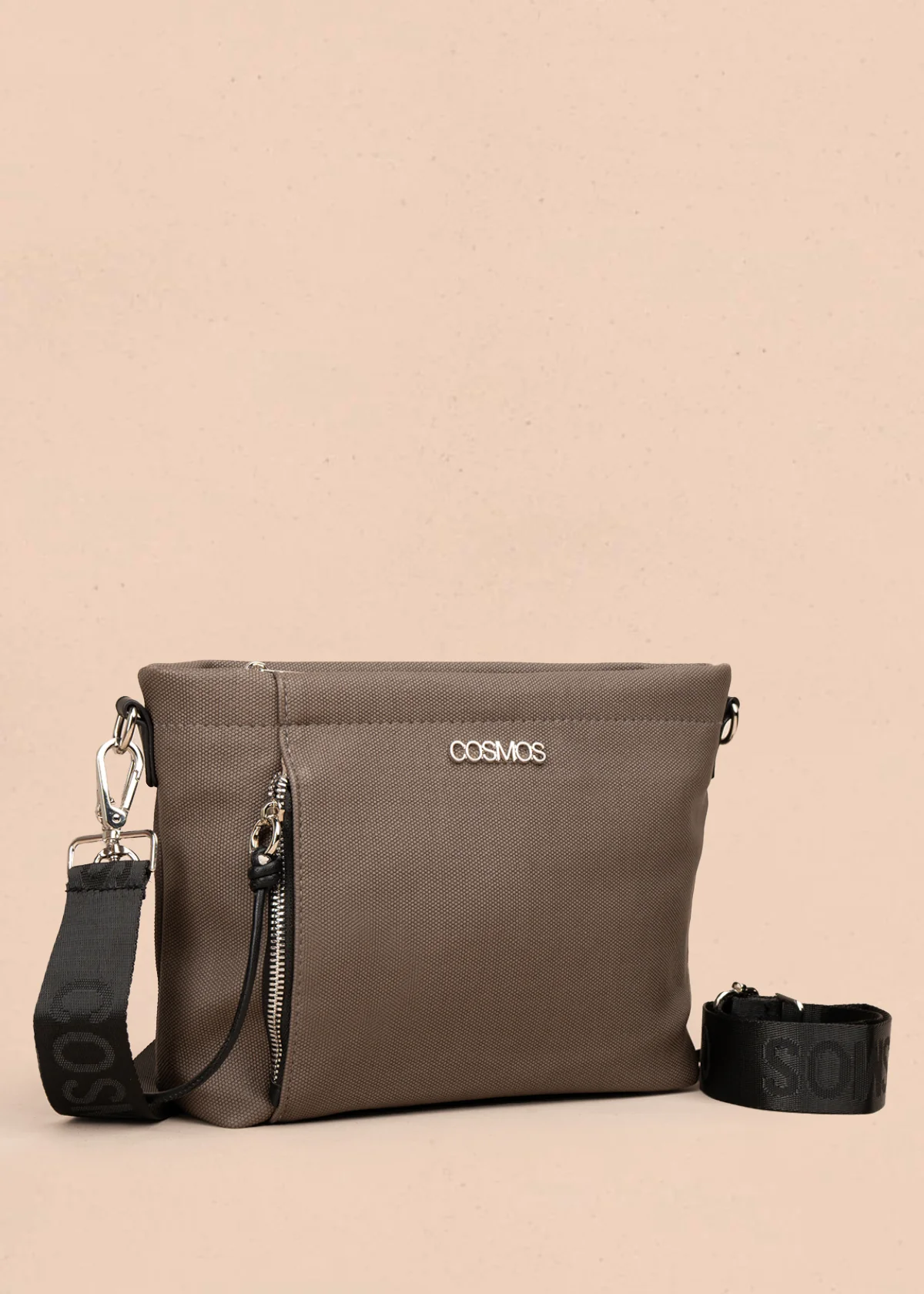 Bolso manos libres color café con asa negra y bolsillo frontal 106982 - Image 5