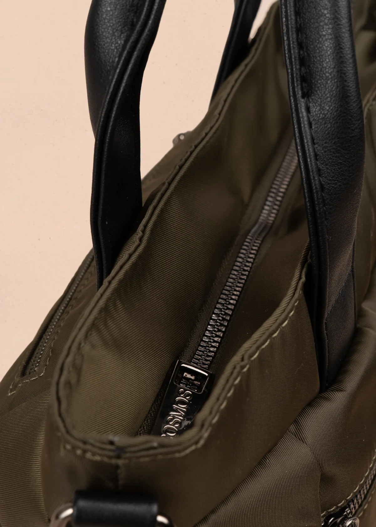 Bolso manos libres color verde con doble bolsillo frontal y herrajes plateados 106184 - Image 5