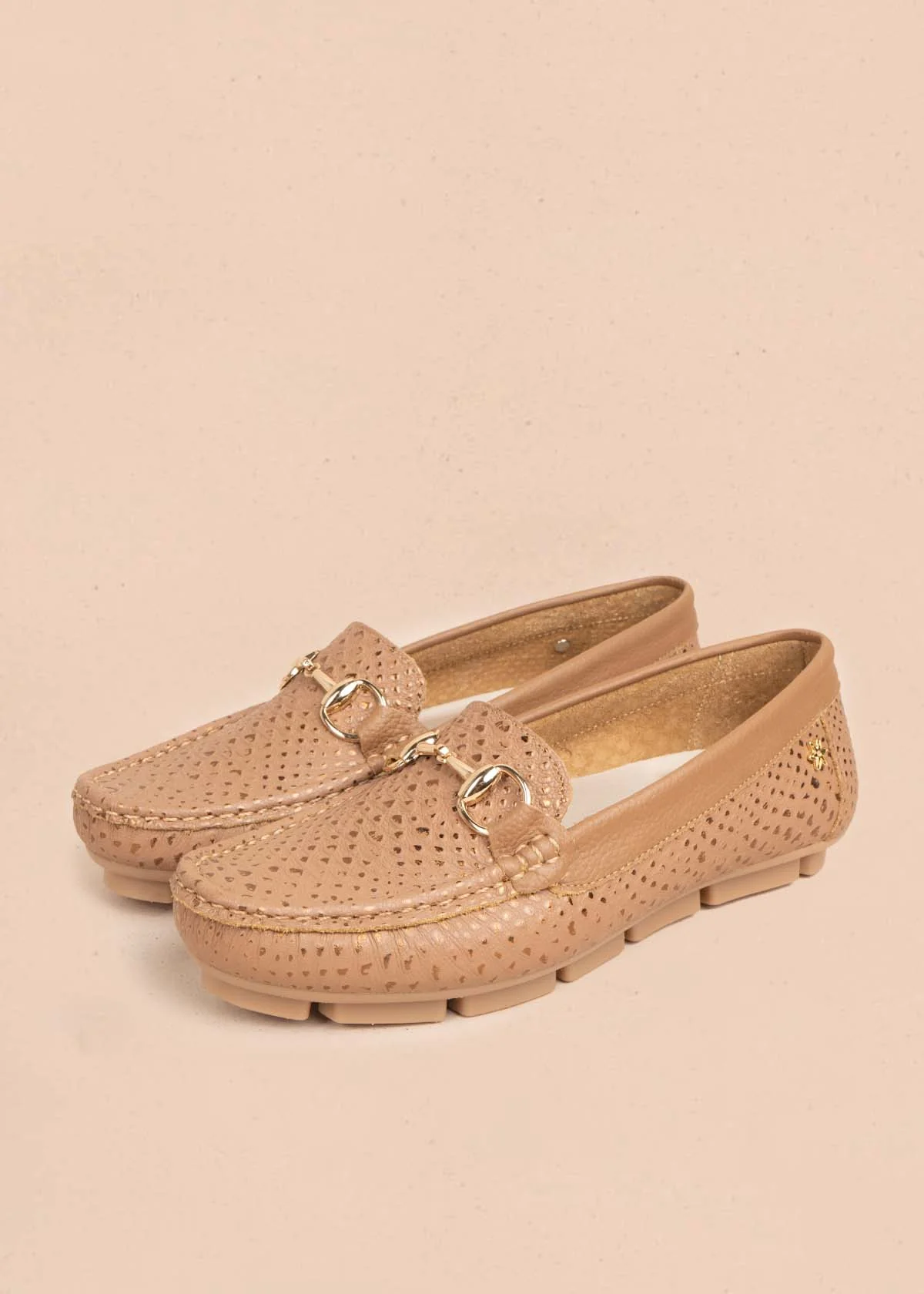 Mocasín en cuero color miel con textura croco y hebilla 106080 - Image 3