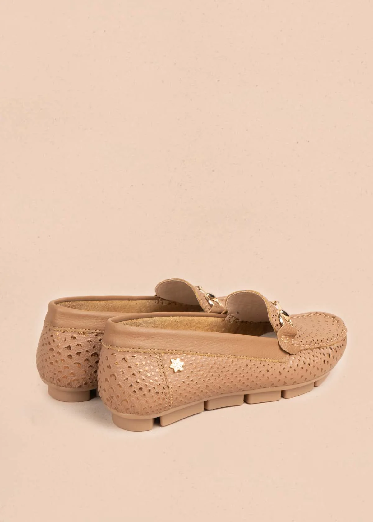 Mocasín en cuero color miel con textura croco y hebilla 106080 - Image 4