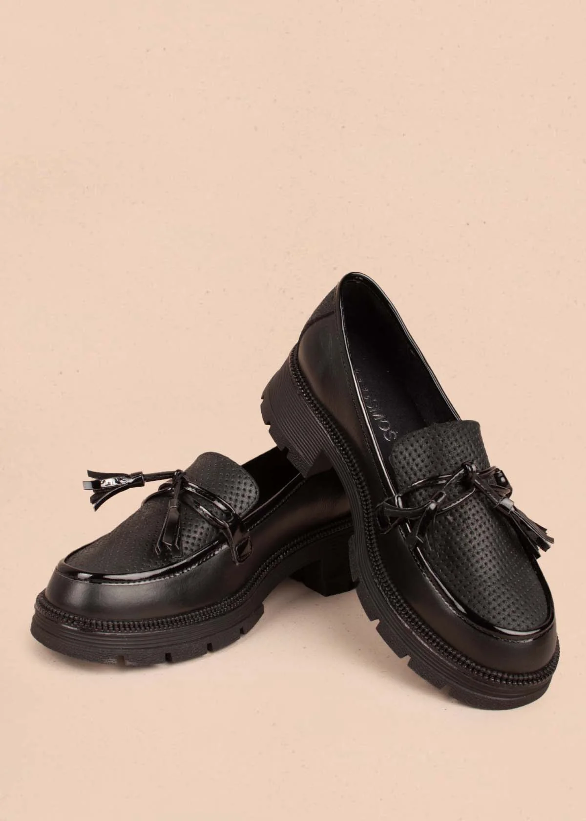 Mocasines en cuero color negro con perforaciones y penachos 105010 - Image 7