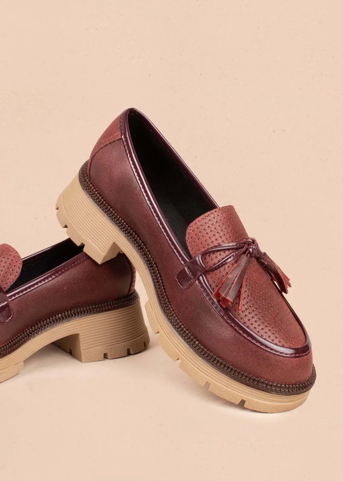 Mocasines en cuero color vinotinto con perforaciones y penachos 105010 - Image 3