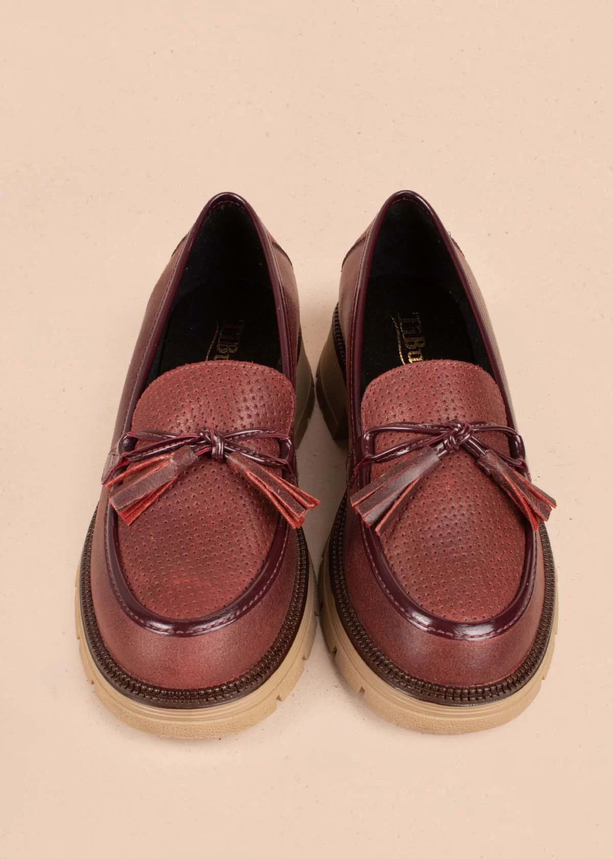 Mocasines en cuero color vinotinto con perforaciones y penachos 105010 - Image 5