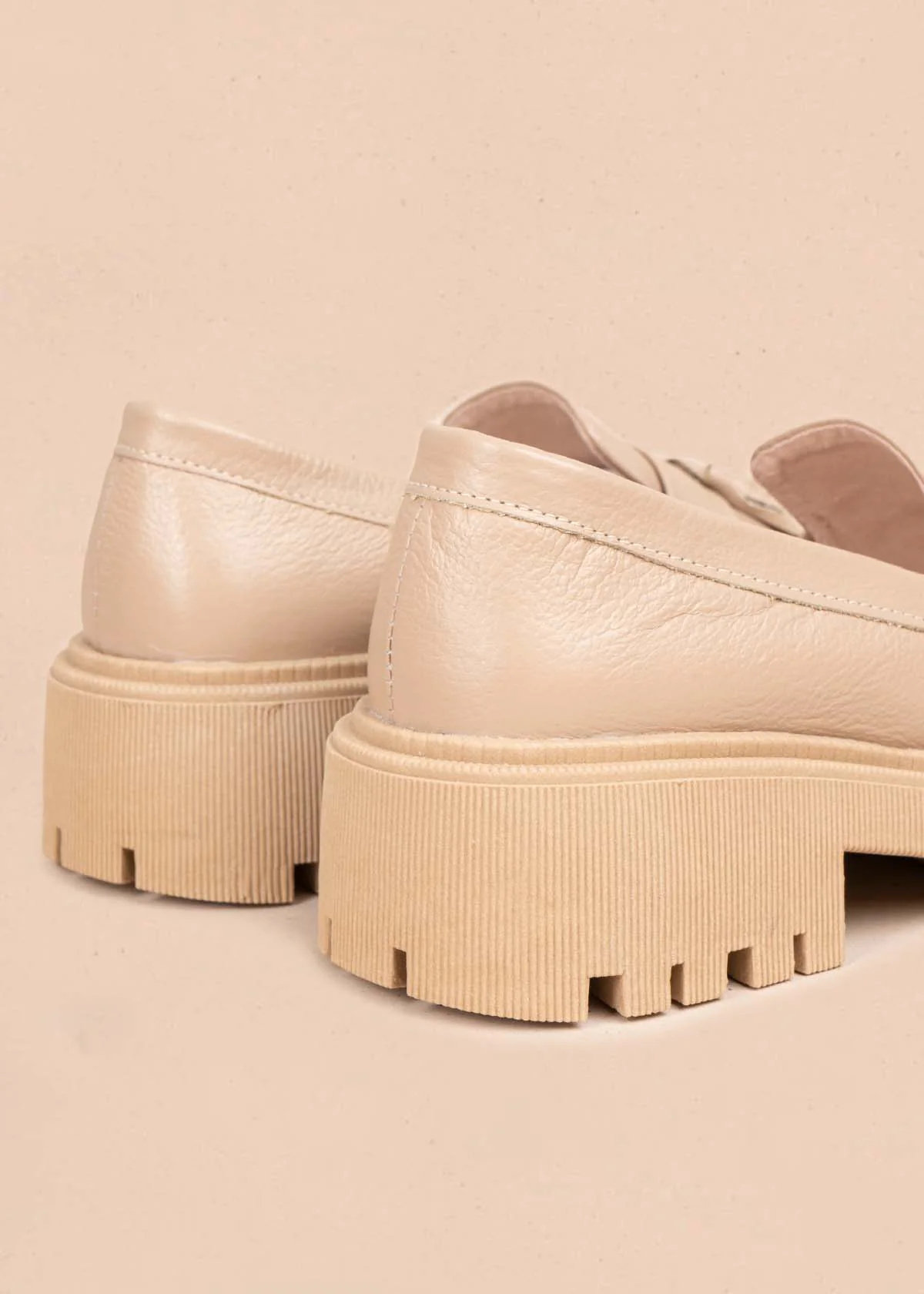 Mocasines color taupe con borla 105448 - Image 7