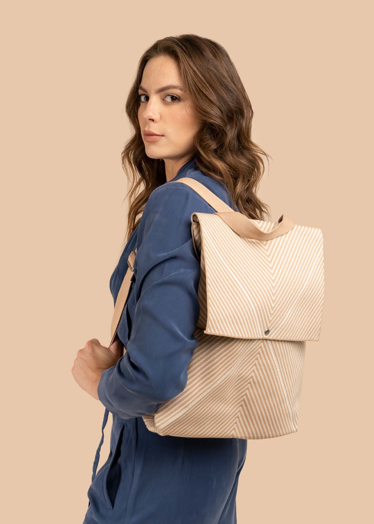 Morral color beige de tela con diseño chevron 106573 - Image 4