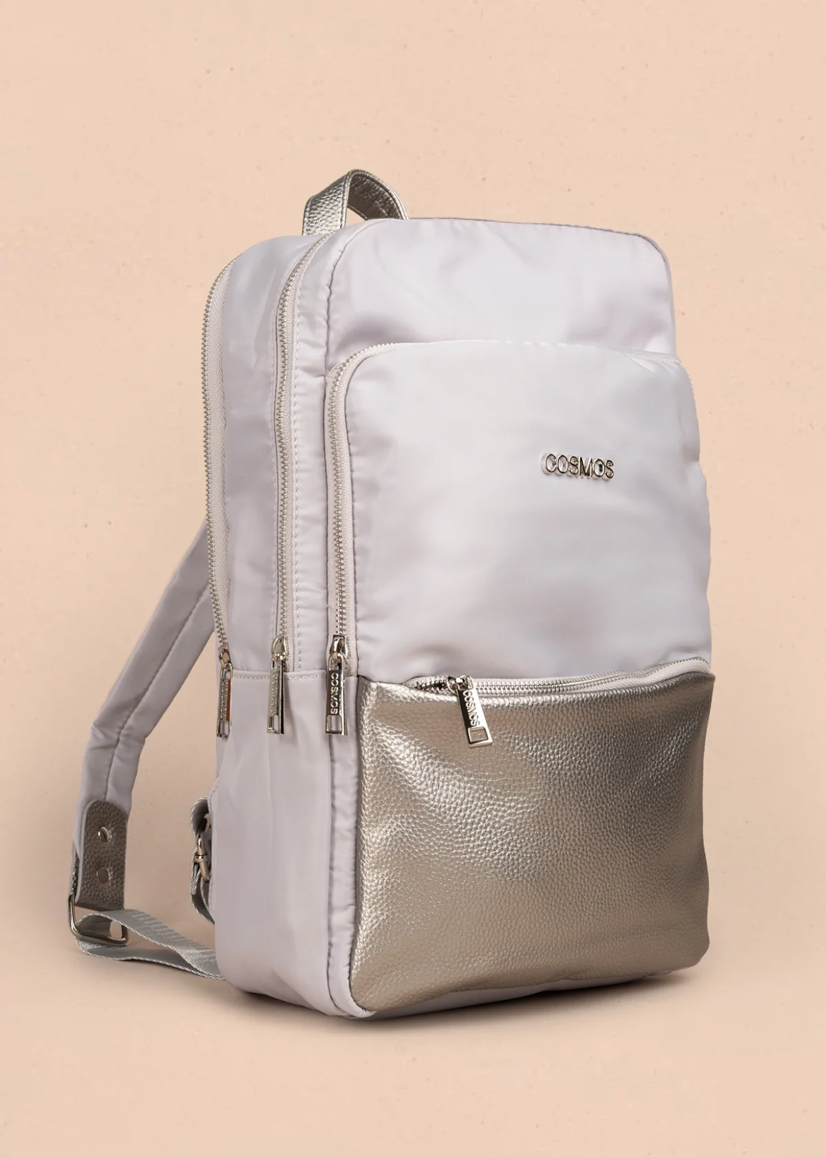 Morral color gris con bolsillo frontal y acabados plateados 106972 - Image 2