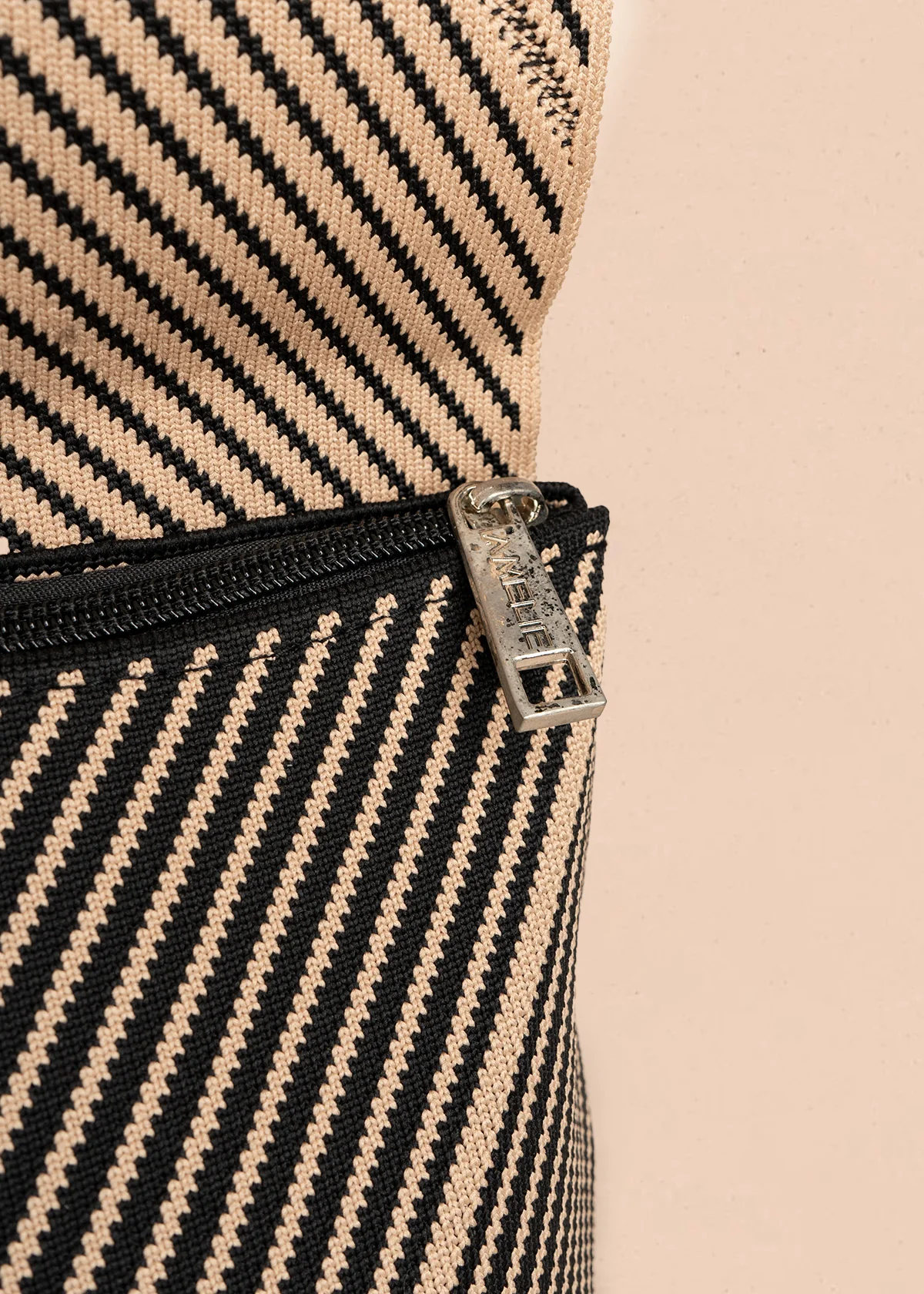 Morral color negro de tela con diseño chevron 106573 - Image 6