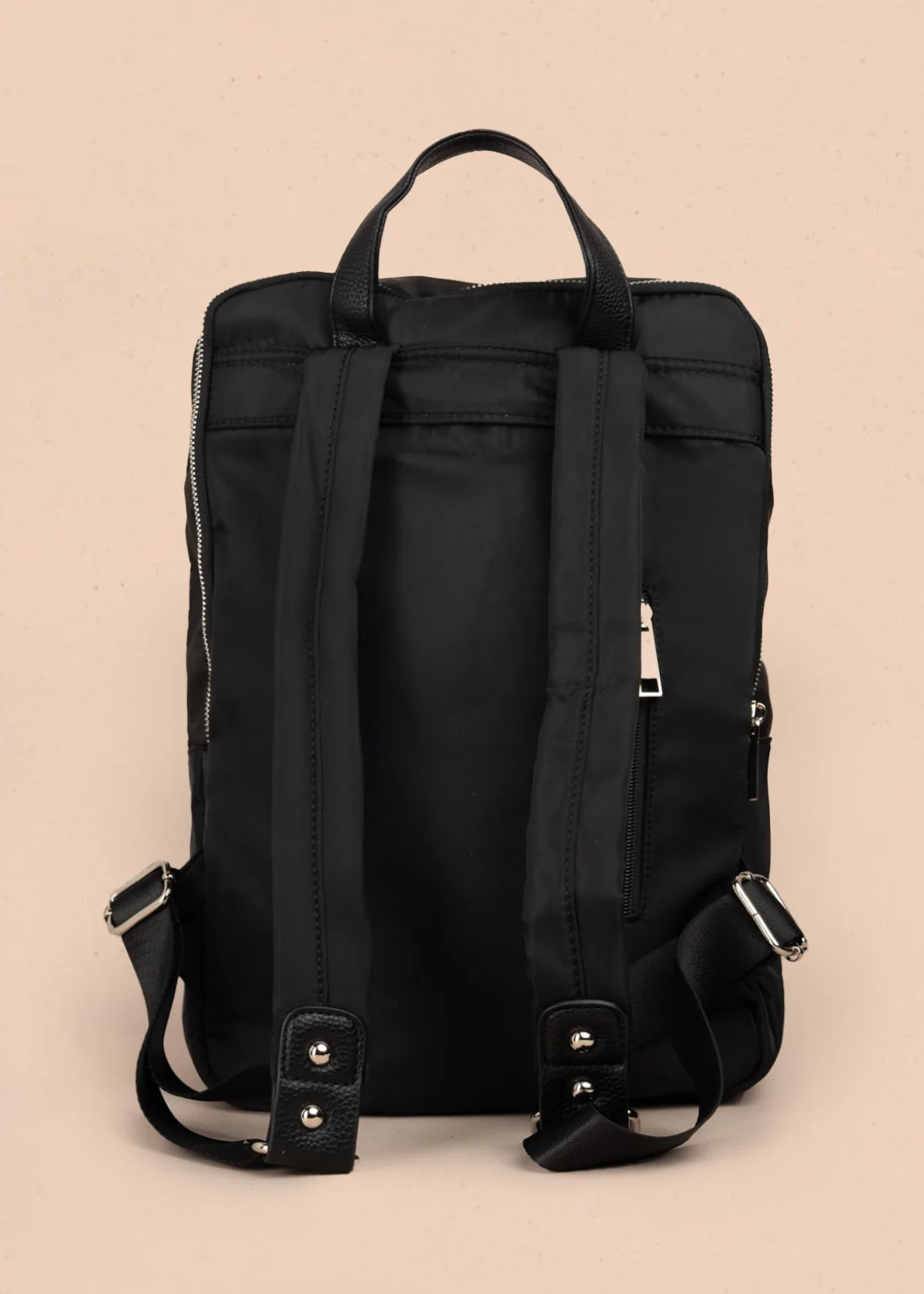 Morral color negro con bolsillo frontal y acabados plateados 106972 - Image 4