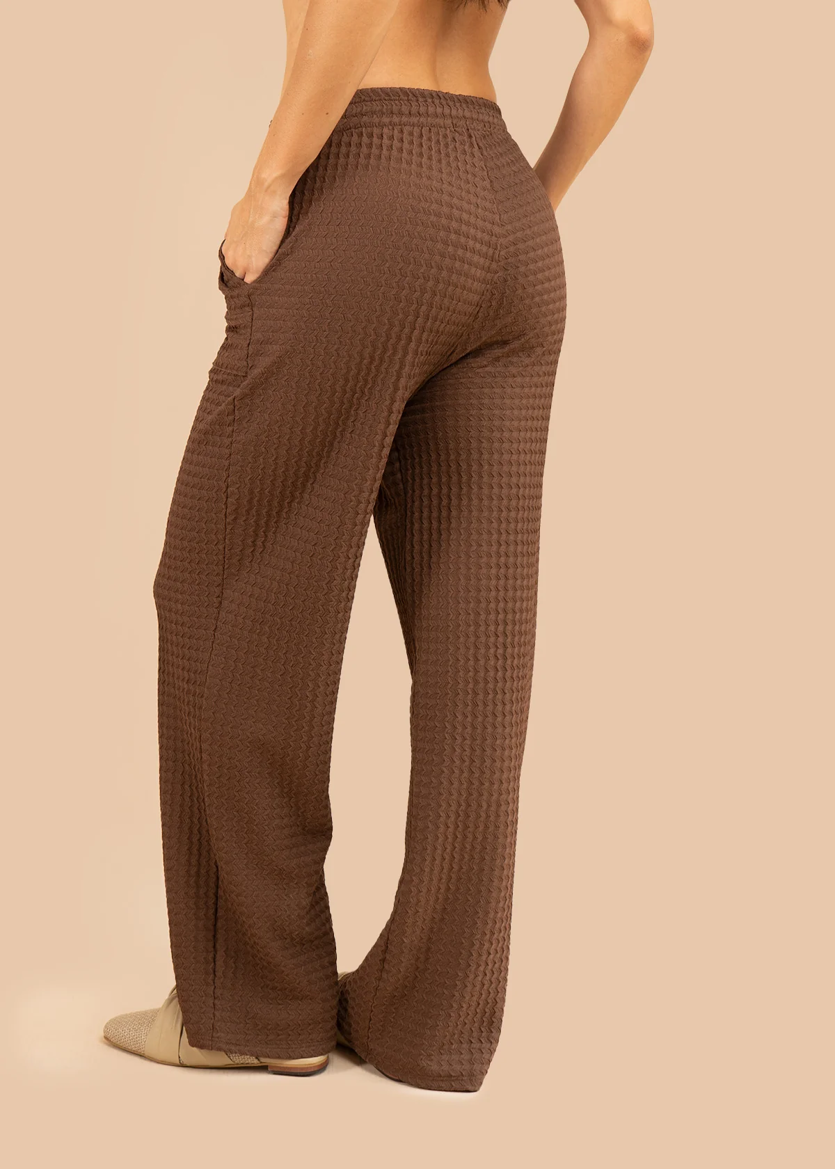 Pantalón color chocolate tela texturizada con pretina resortada 106237 - Image 3