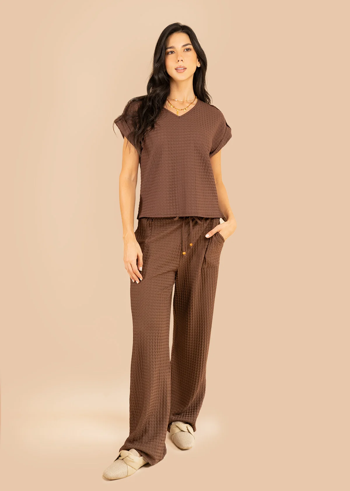 Pantalón color chocolate tela texturizada con pretina resortada 106237 - Image 5