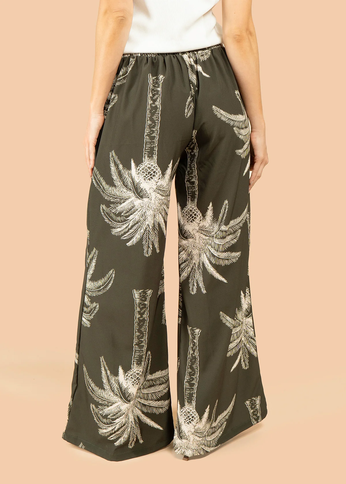 Pantalón color verde con estampado de palmeras 105796 - Image 3