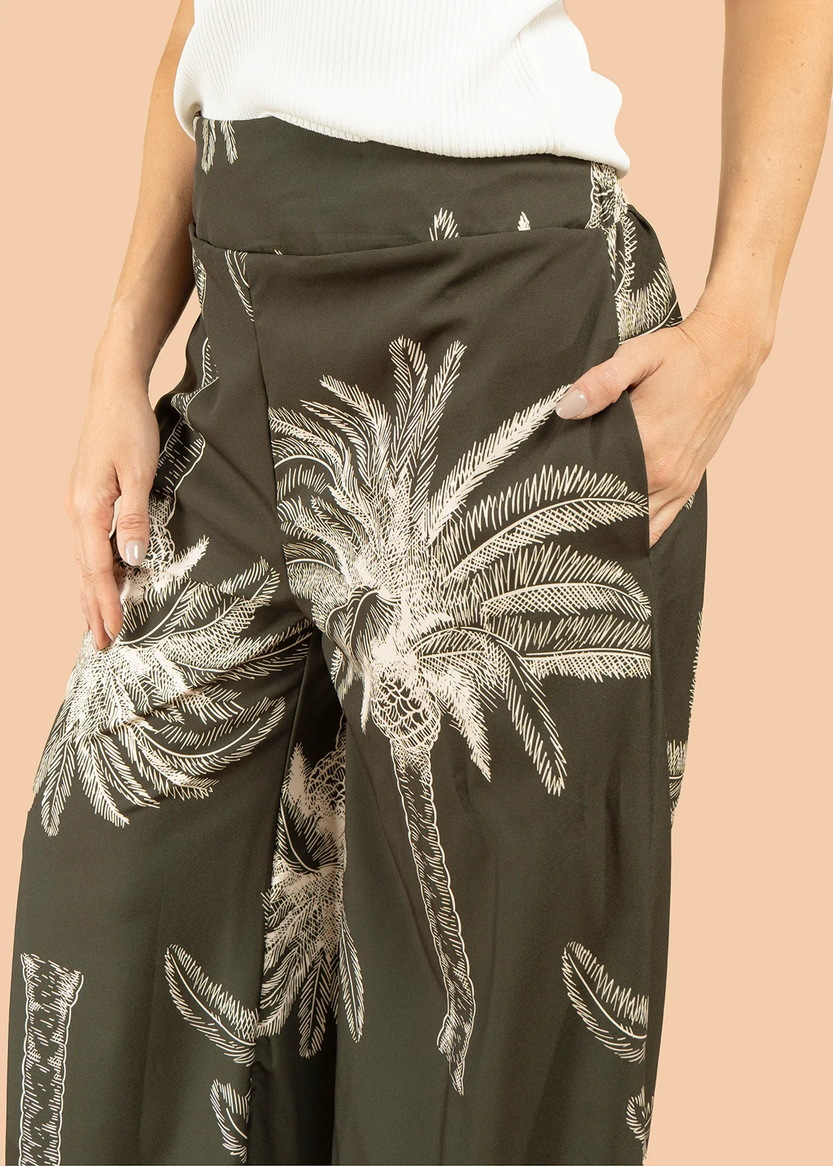 Pantalón color verde con estampado de palmeras 105796 - Image 4