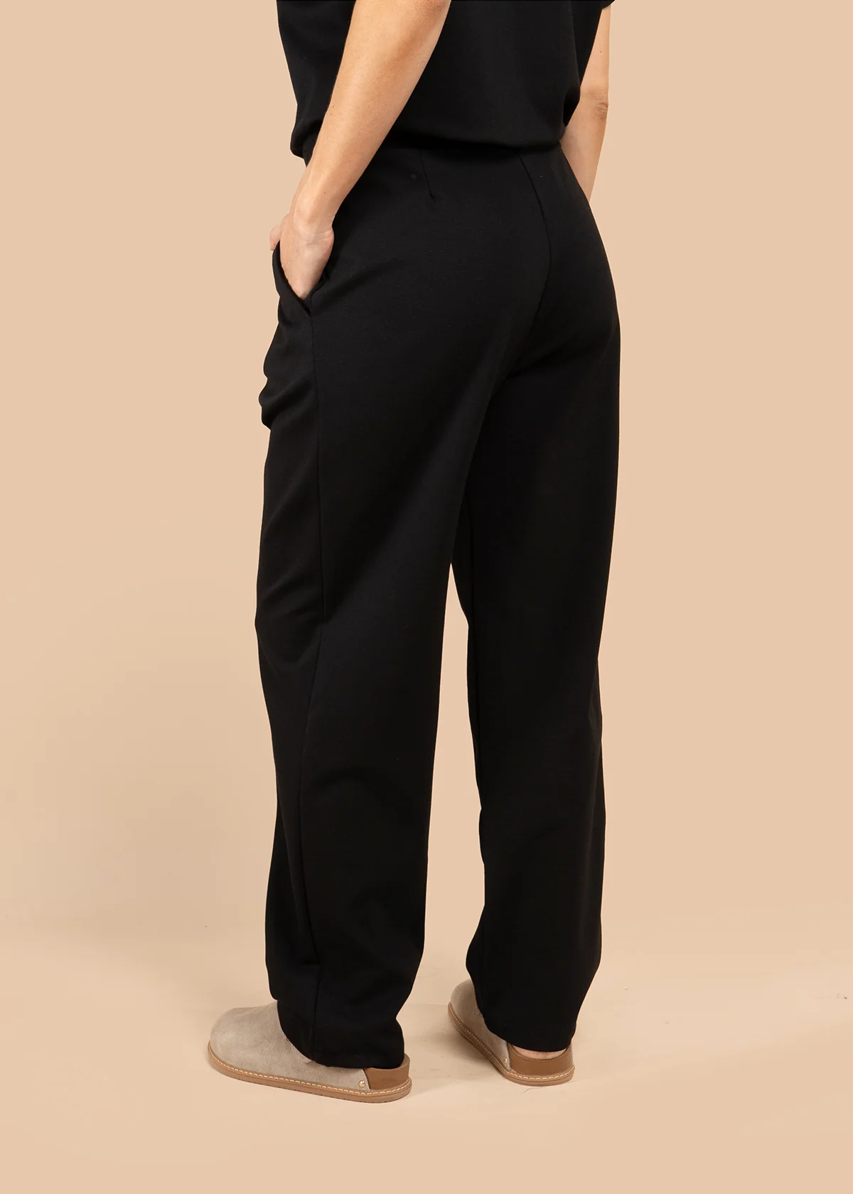 Pantalón color negro con pinzas 105803 - Image 2