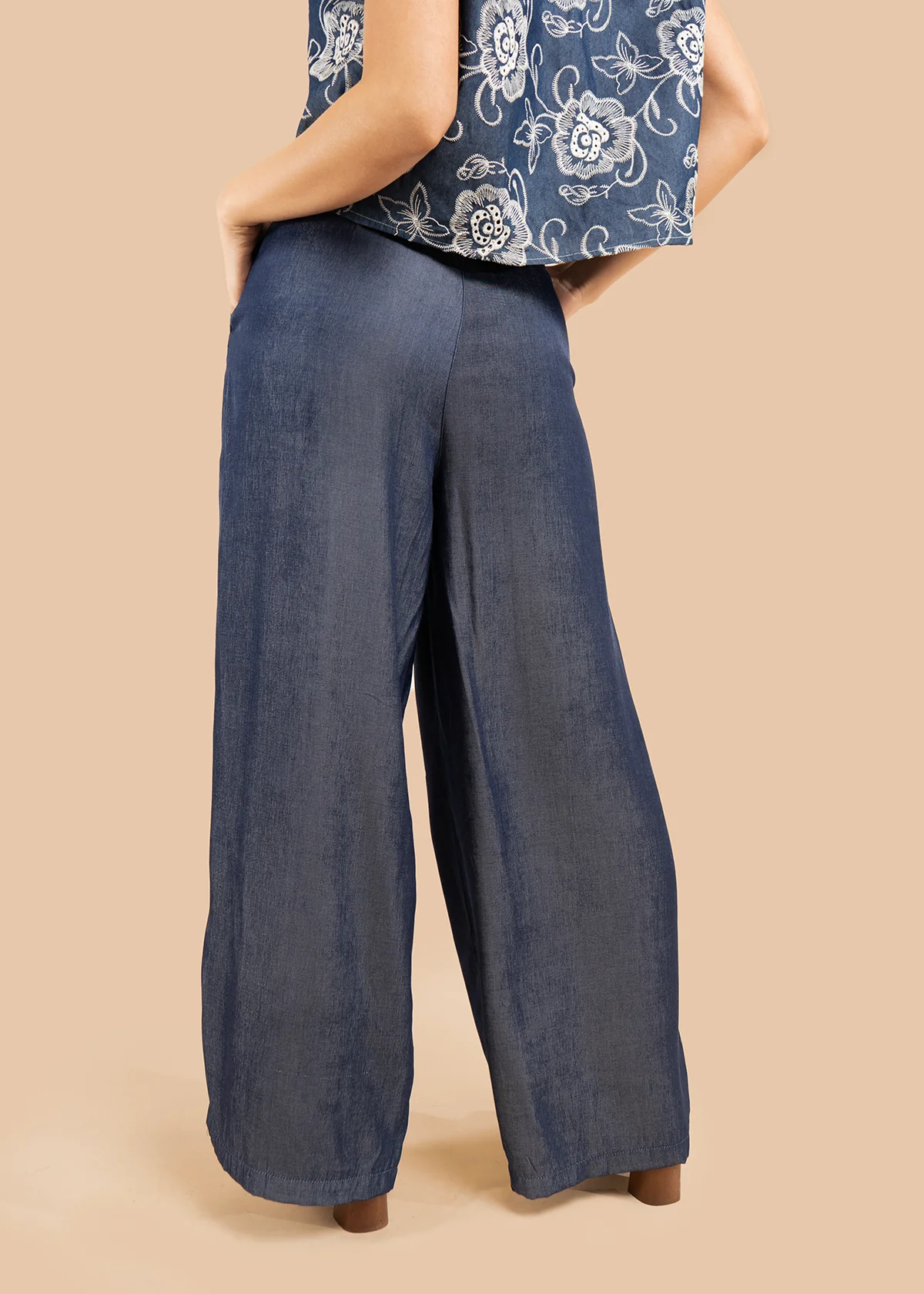 Pantalón color azul oscuro con bota ancha y tiro alto 105840 - Image 5