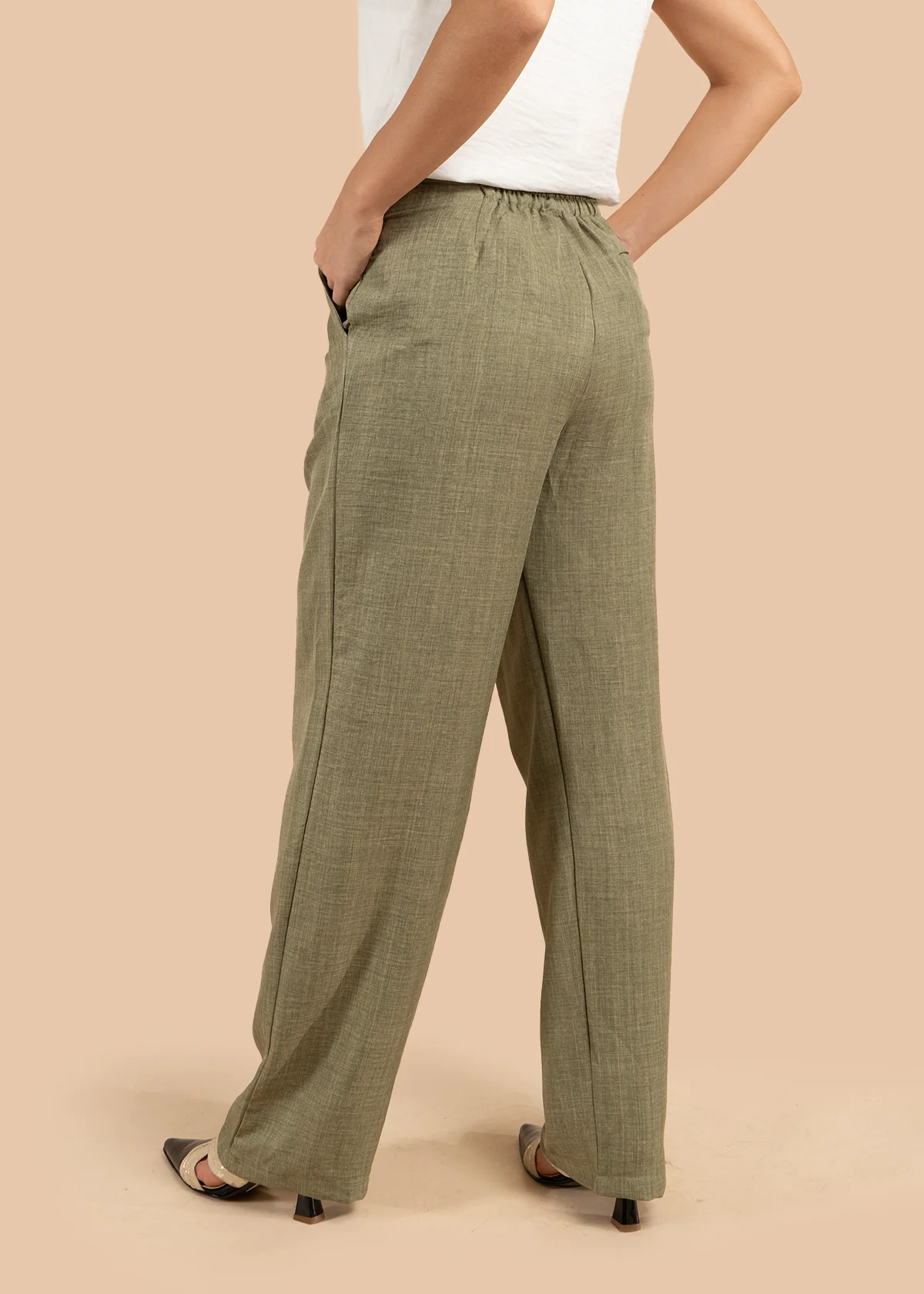 Pantalón color verde con pliegues y caída amplia 105806 - Image 2