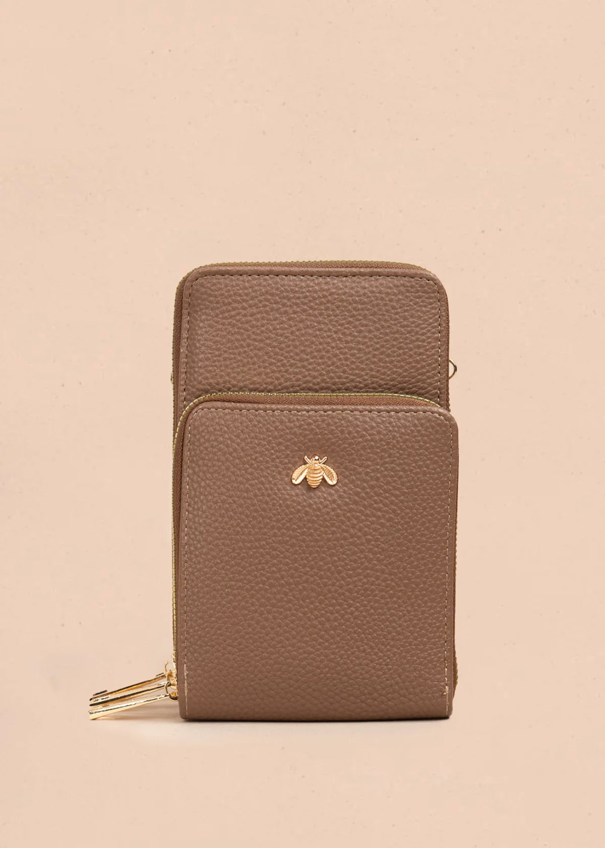 Porta celular color chocolate con diseño de abeja en relieve 106980
