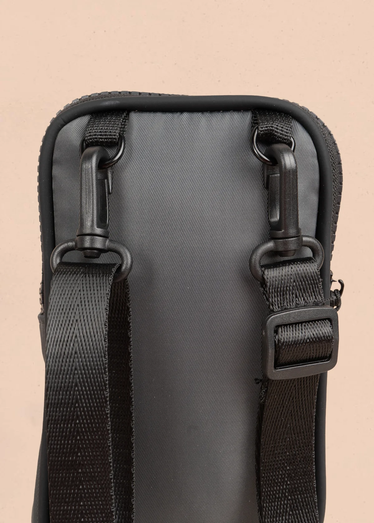 Porta celular color gris con bolsillo delantero 106969 - Image 3