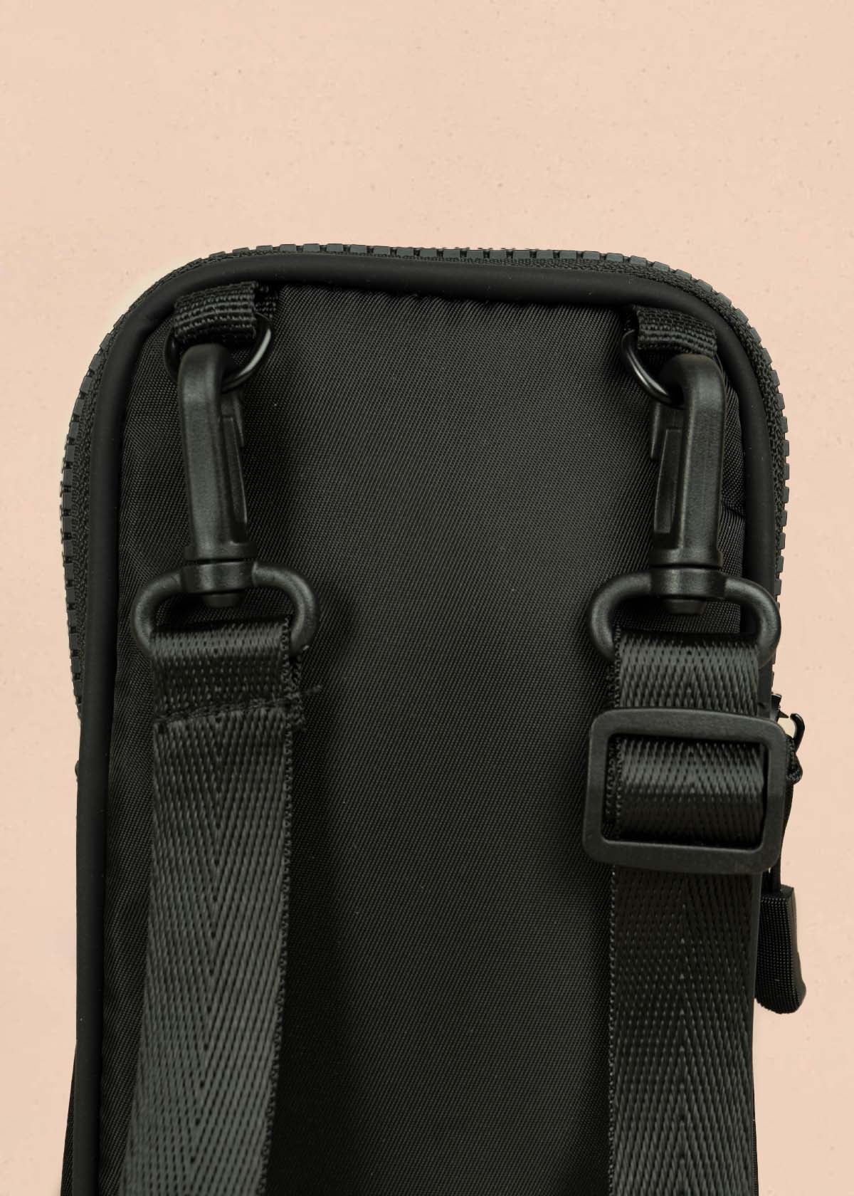 Porta celular color negro con bolsillo delantero 106969 - Image 3