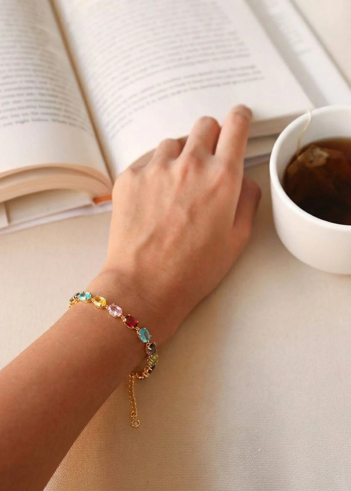 Pulsera con cristales multicolor y cadena dorada 106373 - Image 2