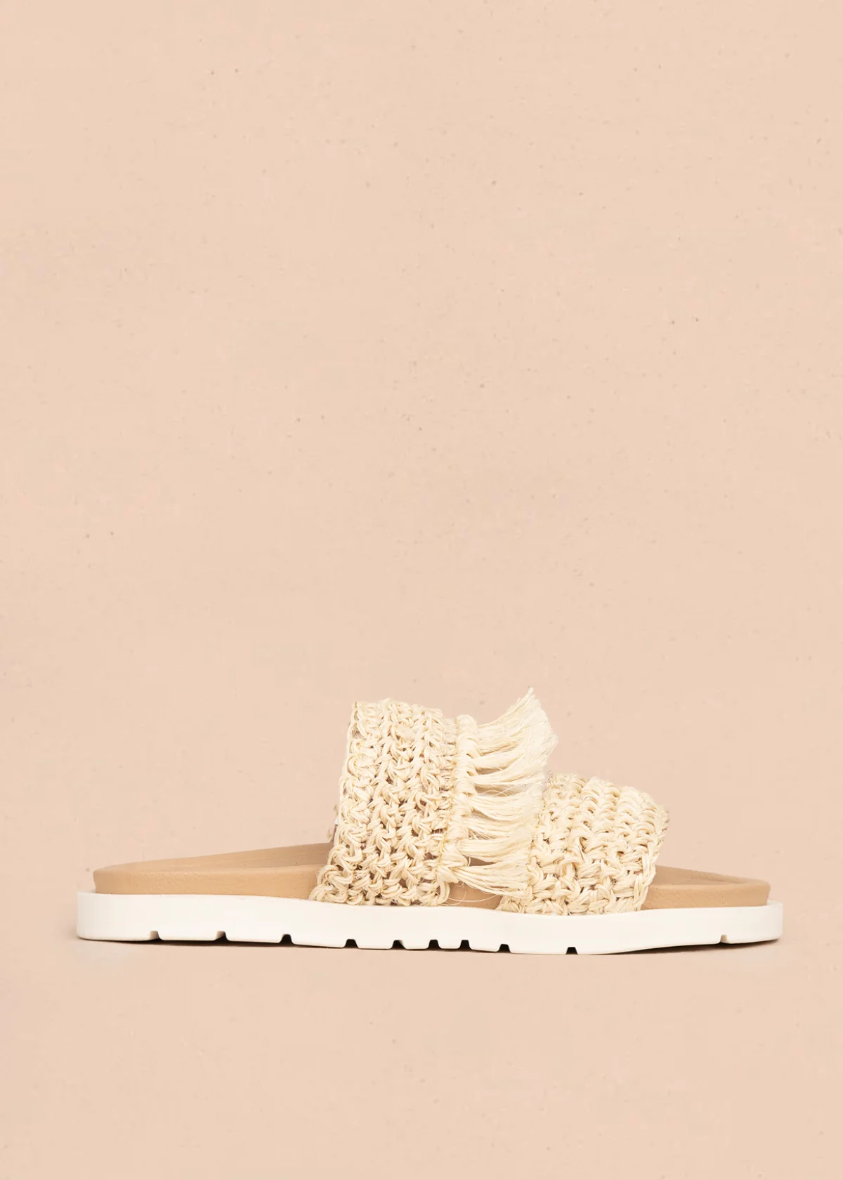 Sandalias planas color beige con tiras tejidas y flecos decorativos 106959