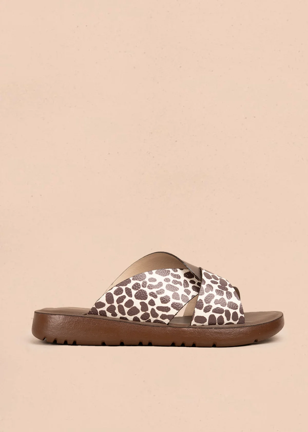 Sandalias en cuero color bronce con tira animal print 106993