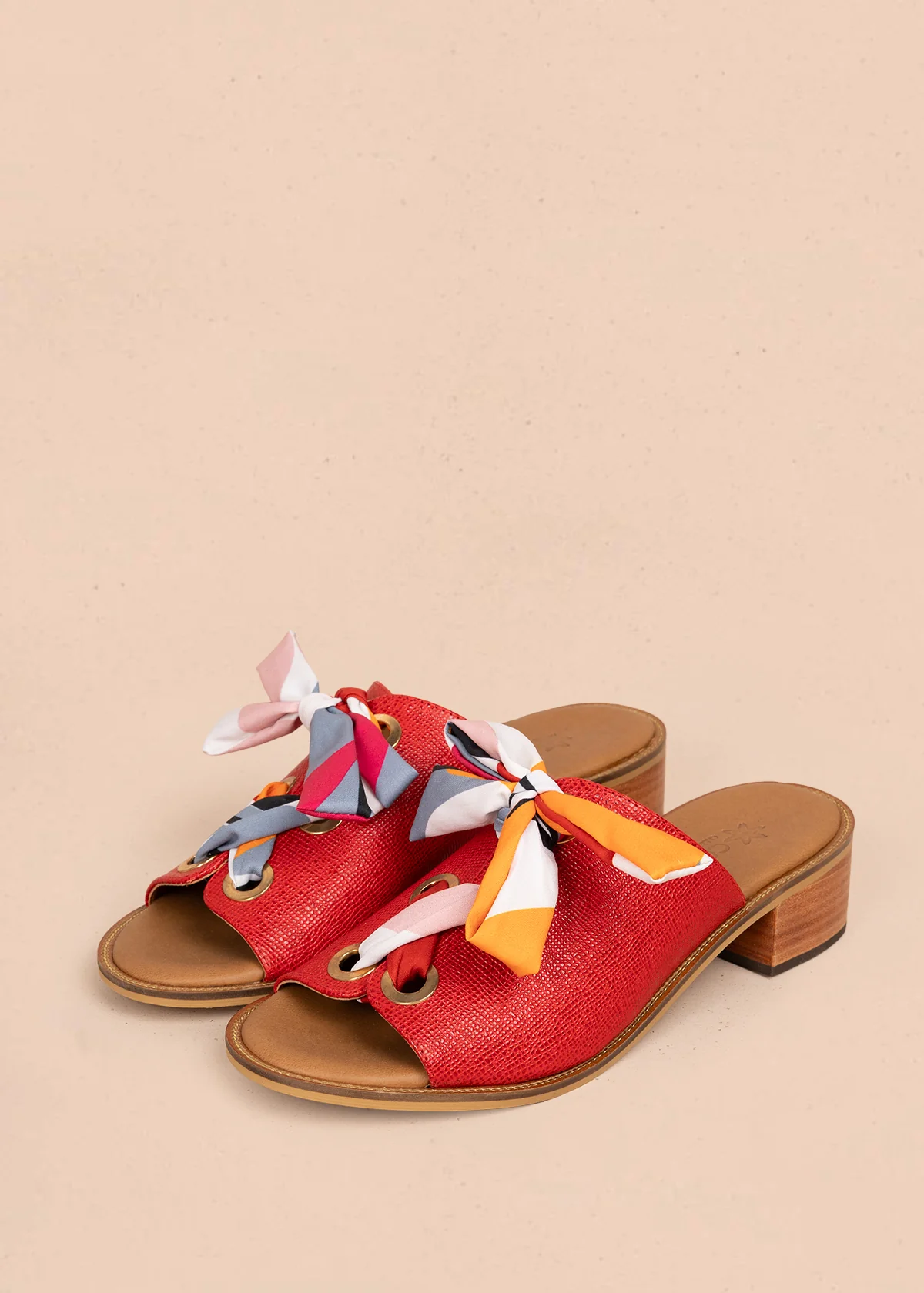Sandalias en cuero color rojo con cordón de pañuelo 107016 - Image 2