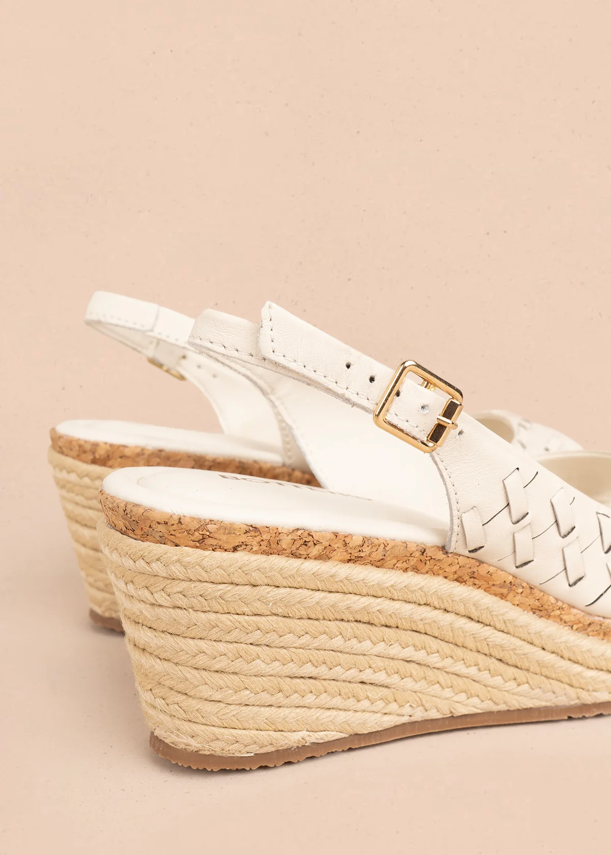 Sandalia en cuero color talco con diseño calado y plataforma en yute 105985 - Image 6
