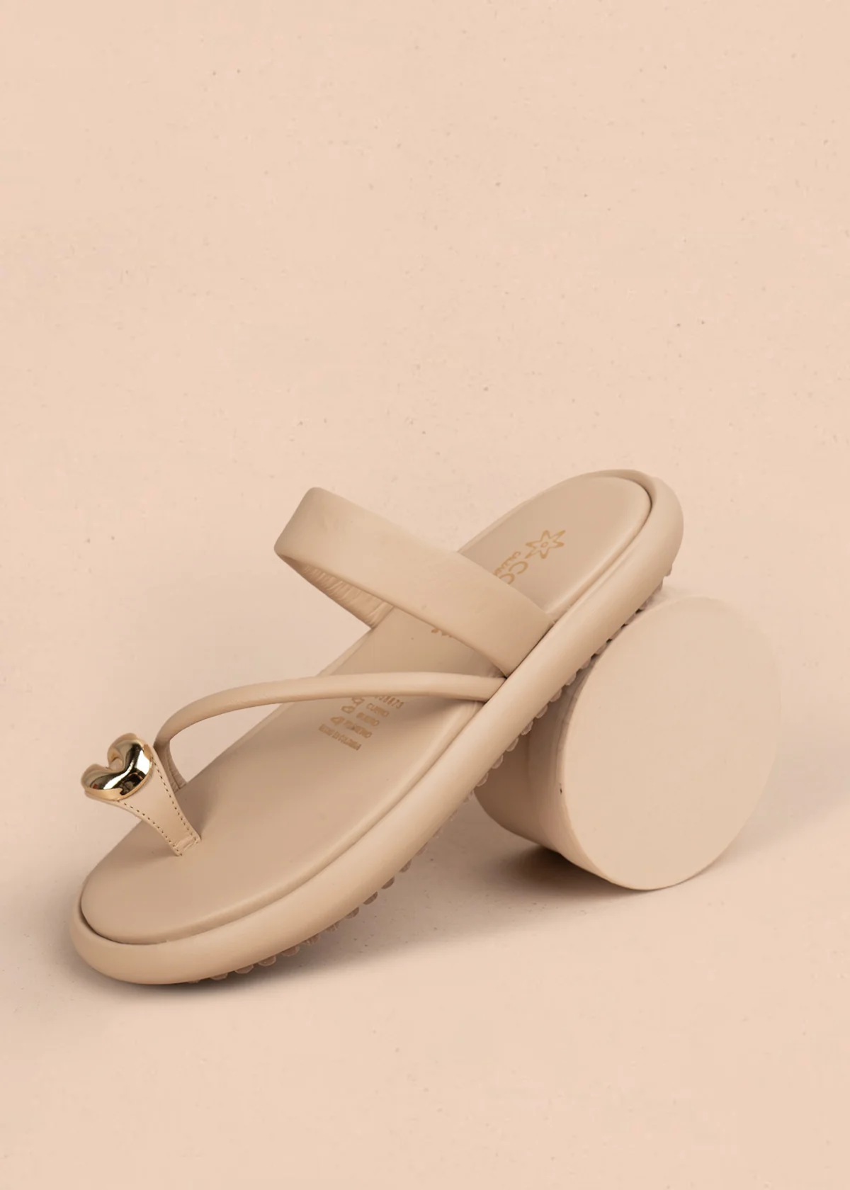 Sandalias planas en cuero color taupe con tira cruzada y hebilla brillante 107020 - Image 5