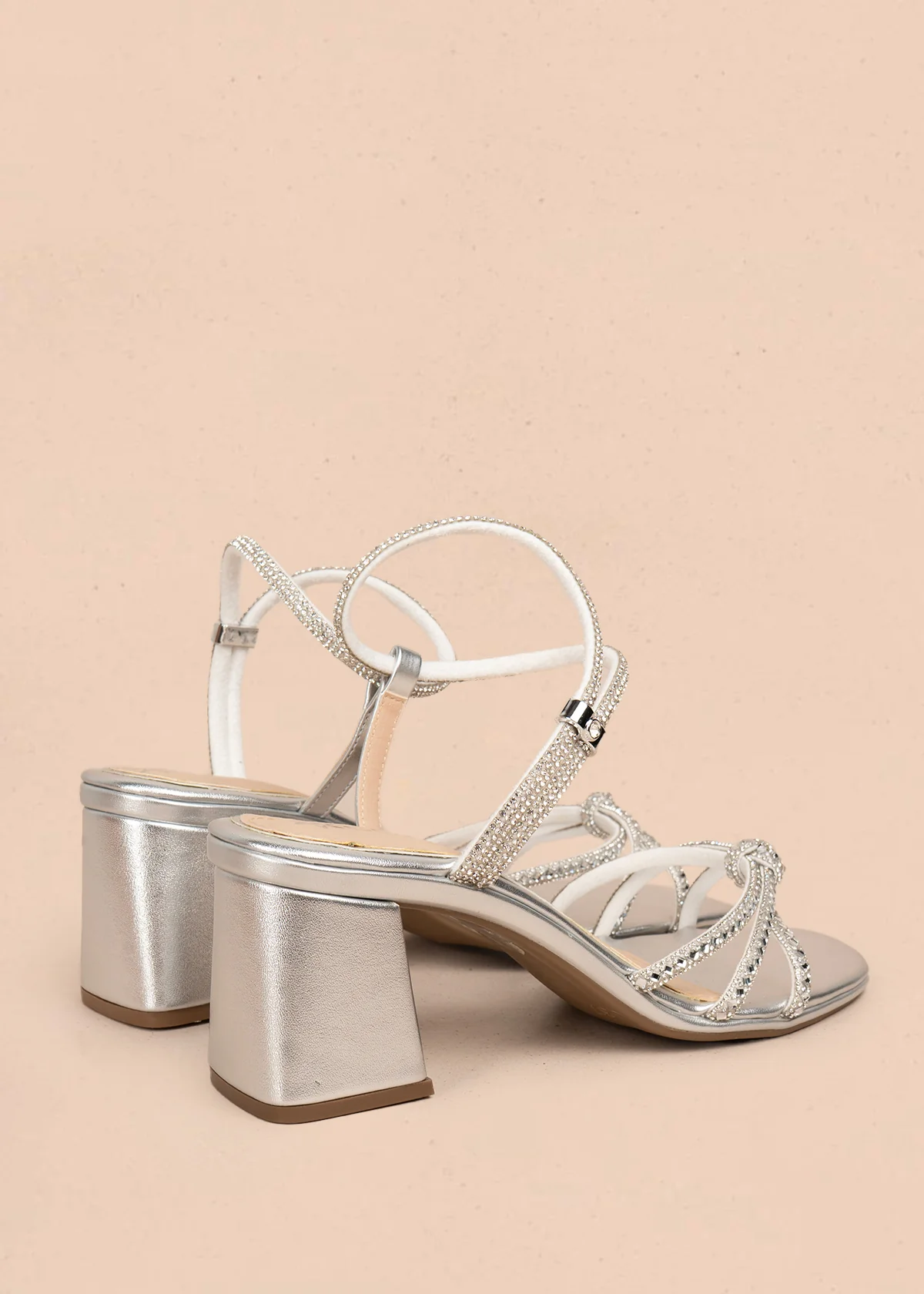 Sandalia color plata con pedrería decorativa y correa al tobillo 106144 - Image 4