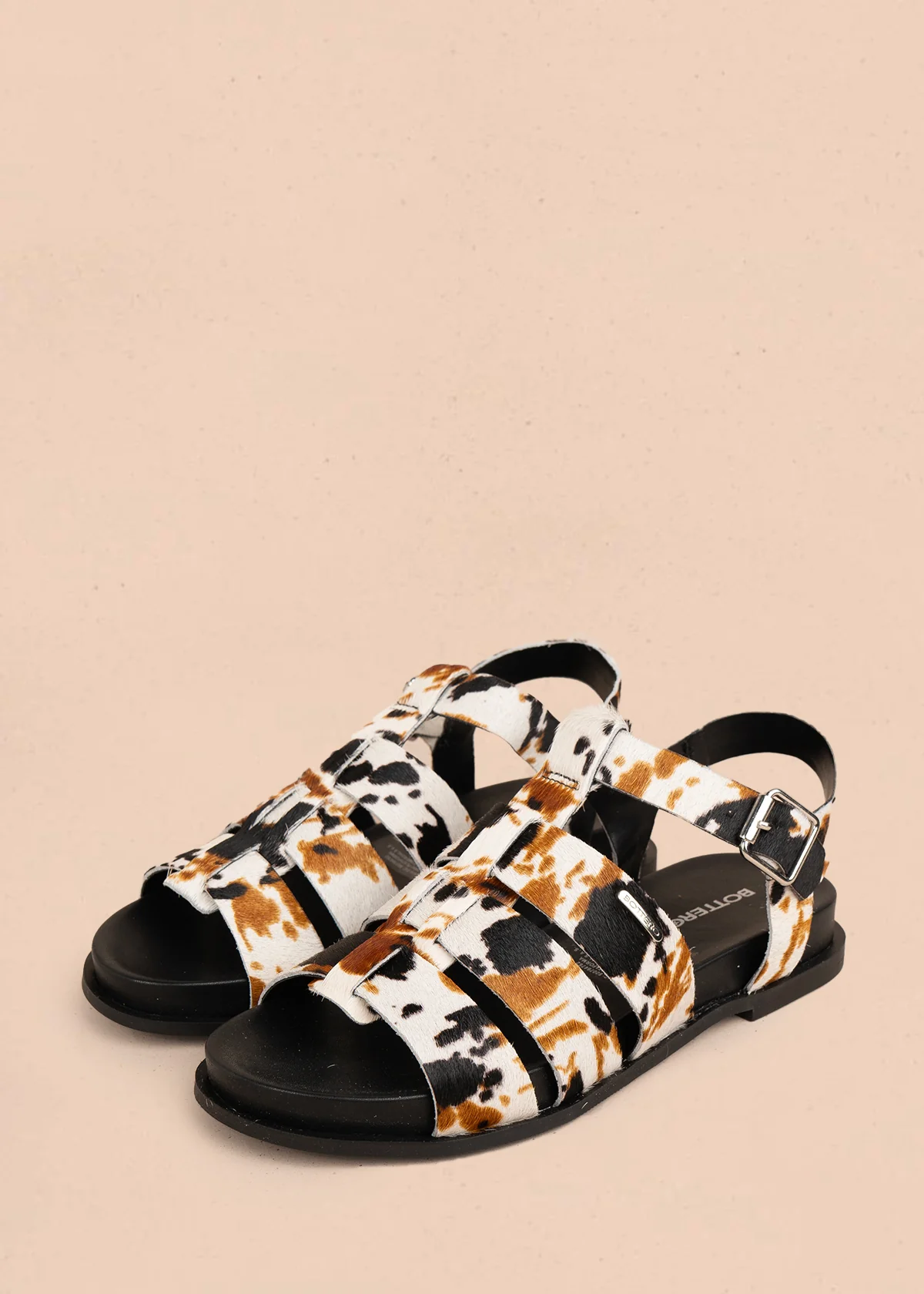Sandalia plana en cuero color café con tiras anchas animal print 105981 - Image 2