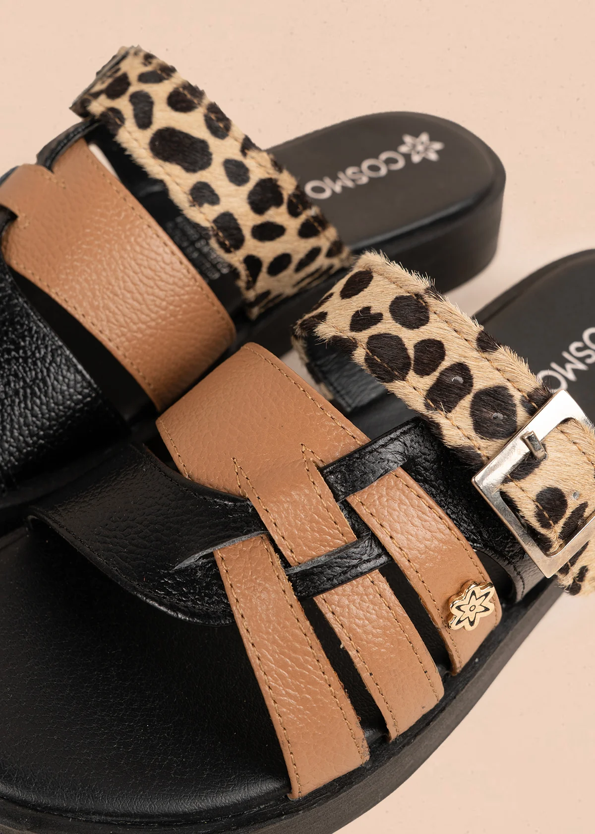 Sandalia plana en cuero color negro con tiras combinadas café y animal print 106055 - Image 5