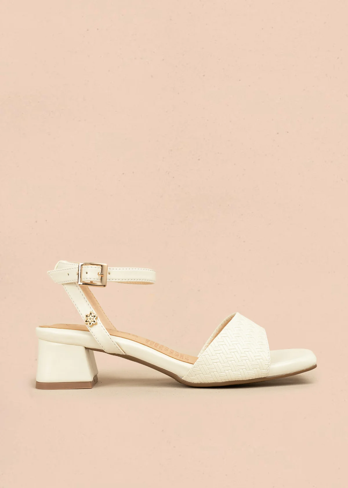 Sandalias color talco con textura trenzada 106529
