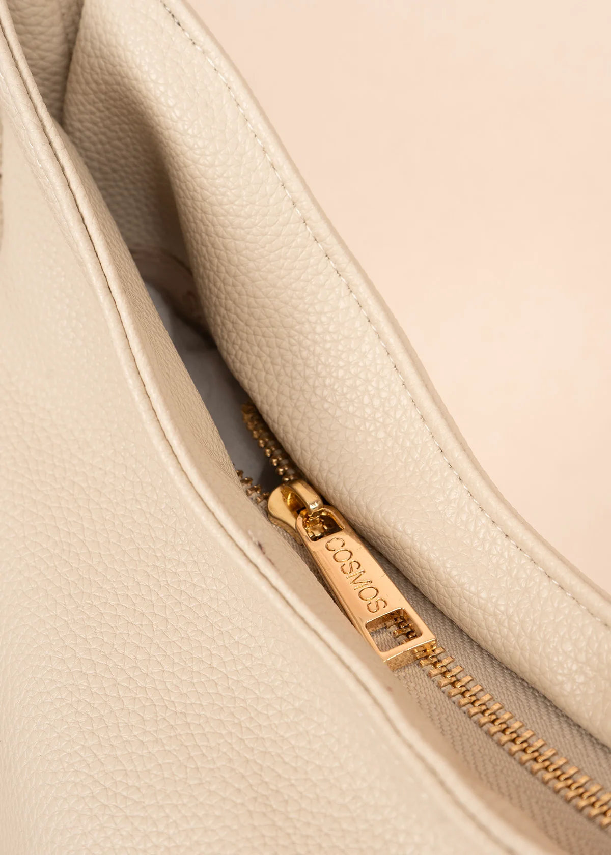 Bolso tipo shopping color beige texturizado y silueta hobo 106335 - Image 2