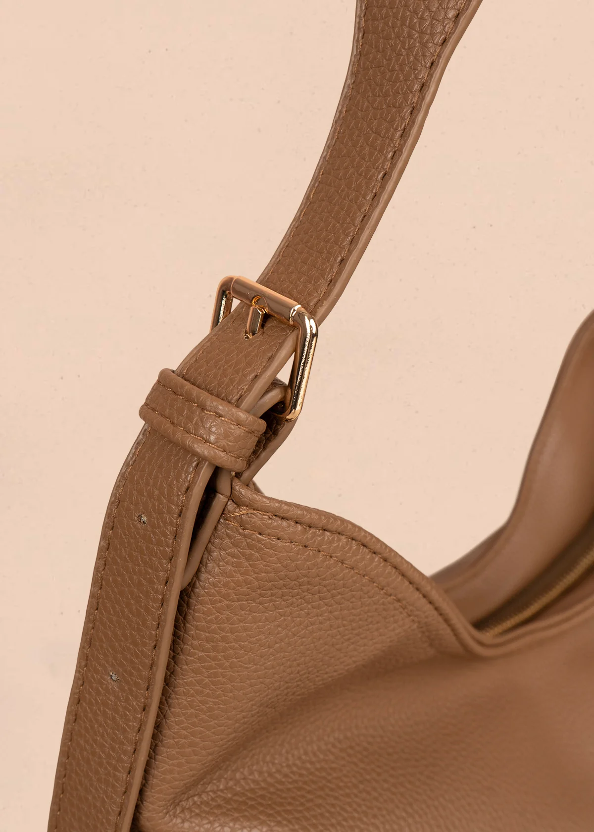 Bolso tipo shopping color café texturizado y silueta hobo 106335 - Image 2