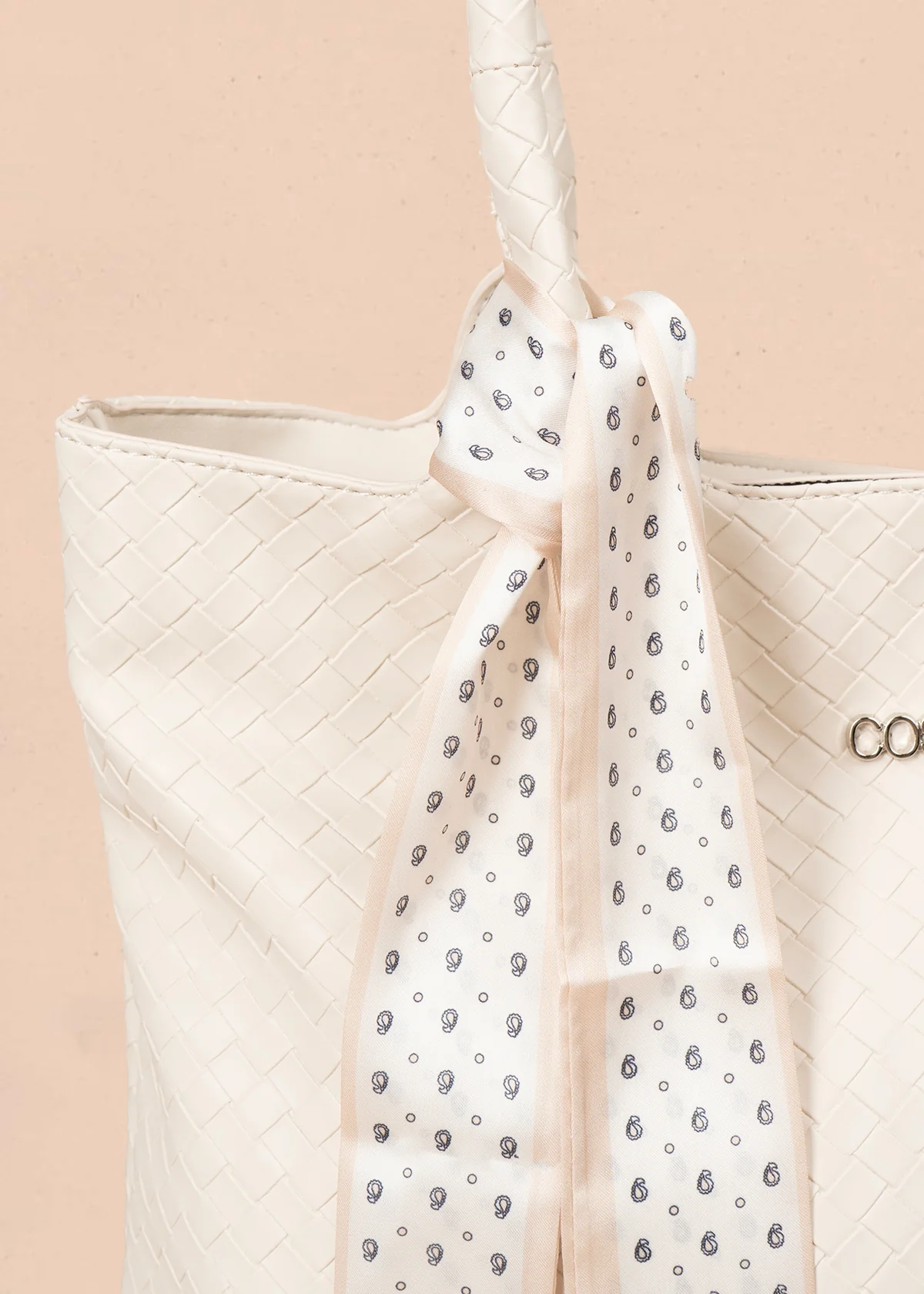 Bolso tipo shopping color beige con textura en cuadros 106975 - Image 5