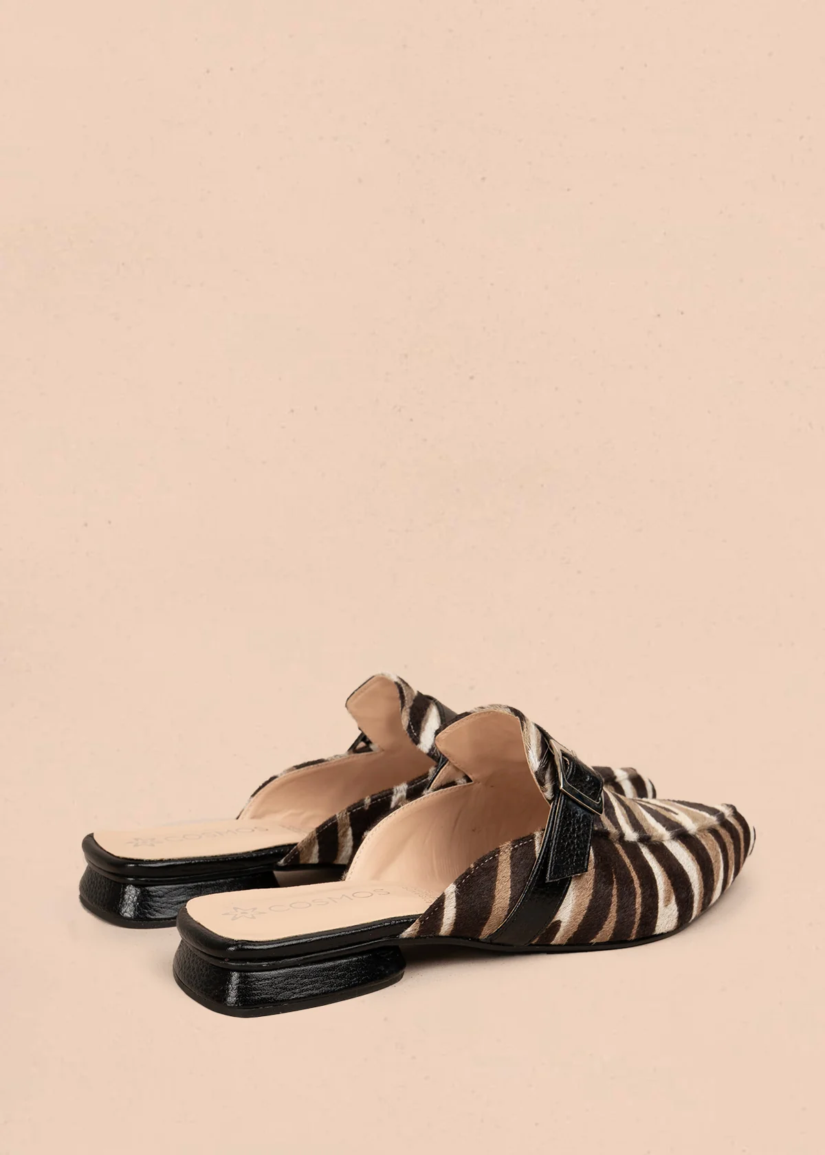 Zueco en cuero color negro con hebilla decorativa 106053 - Image 5