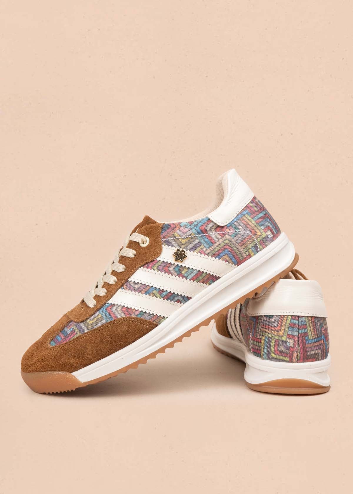 Tenis casuales en cuero color miel con rayas blancas y diseño tribal 106041 - Image 2