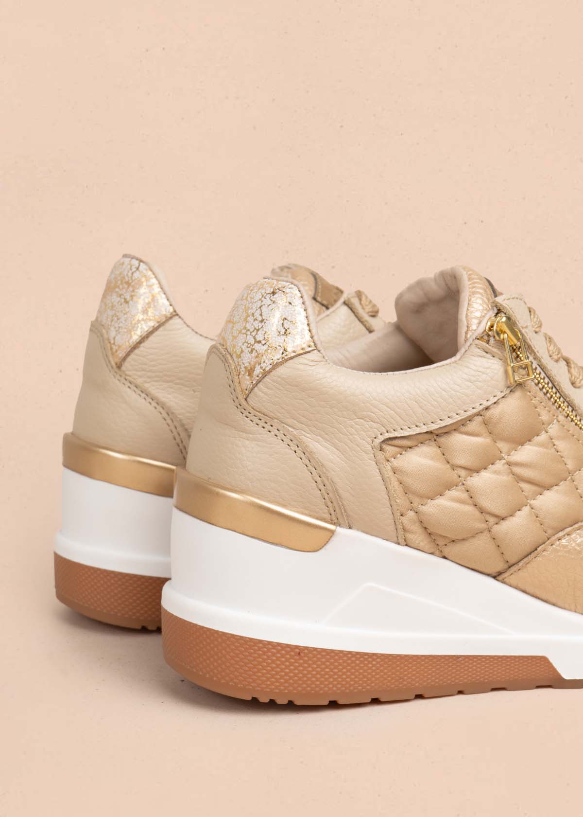 Tenis casuales en cuero color beige con cierre lateral 105716 - Image 6