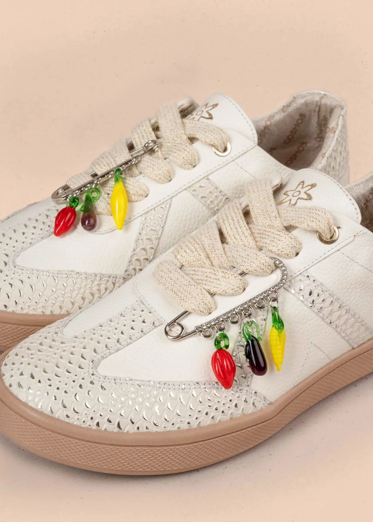 Tenis casuales en cuero color blanco con charms de verduras 105161 - Image 2