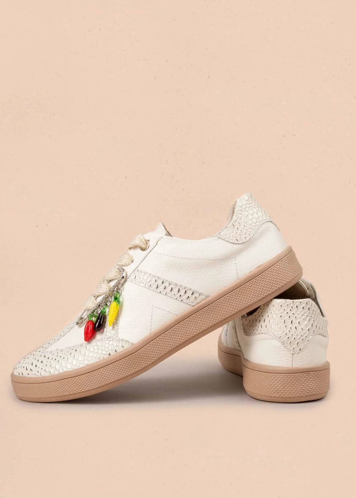 Tenis casuales en cuero color blanco con charms de verduras 105161 - Image 3