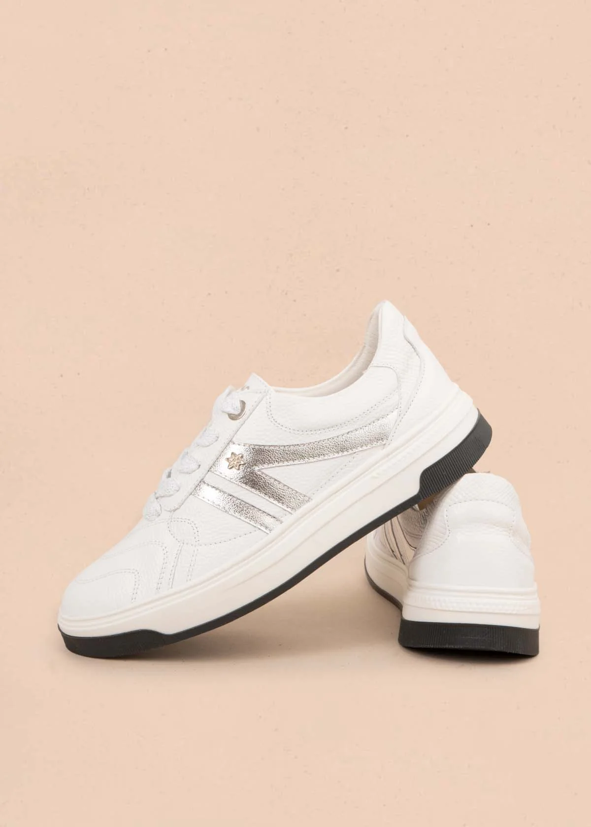 Tenis casuales en cuero color blanco con detalles plateados 105485 - Image 3