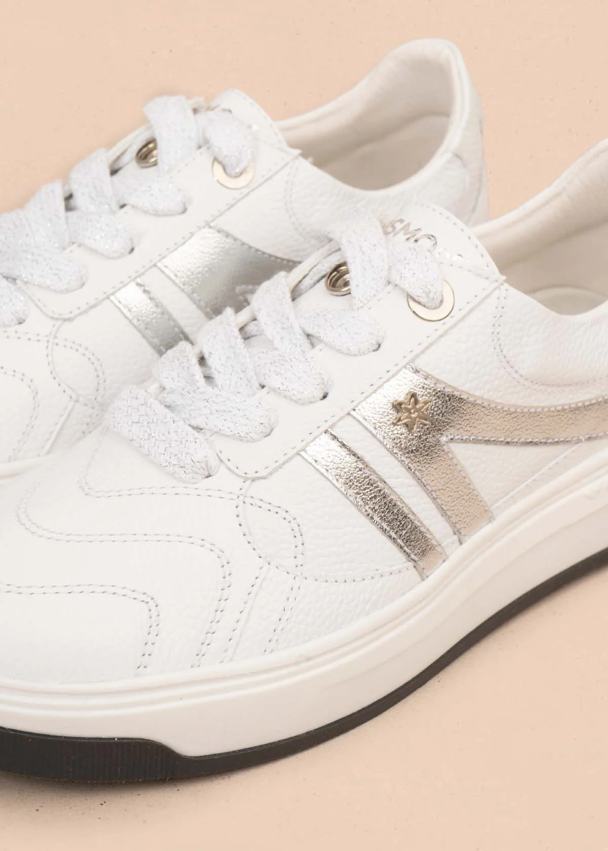 Tenis casuales en cuero color blanco con detalles plateados 105485 - Image 5