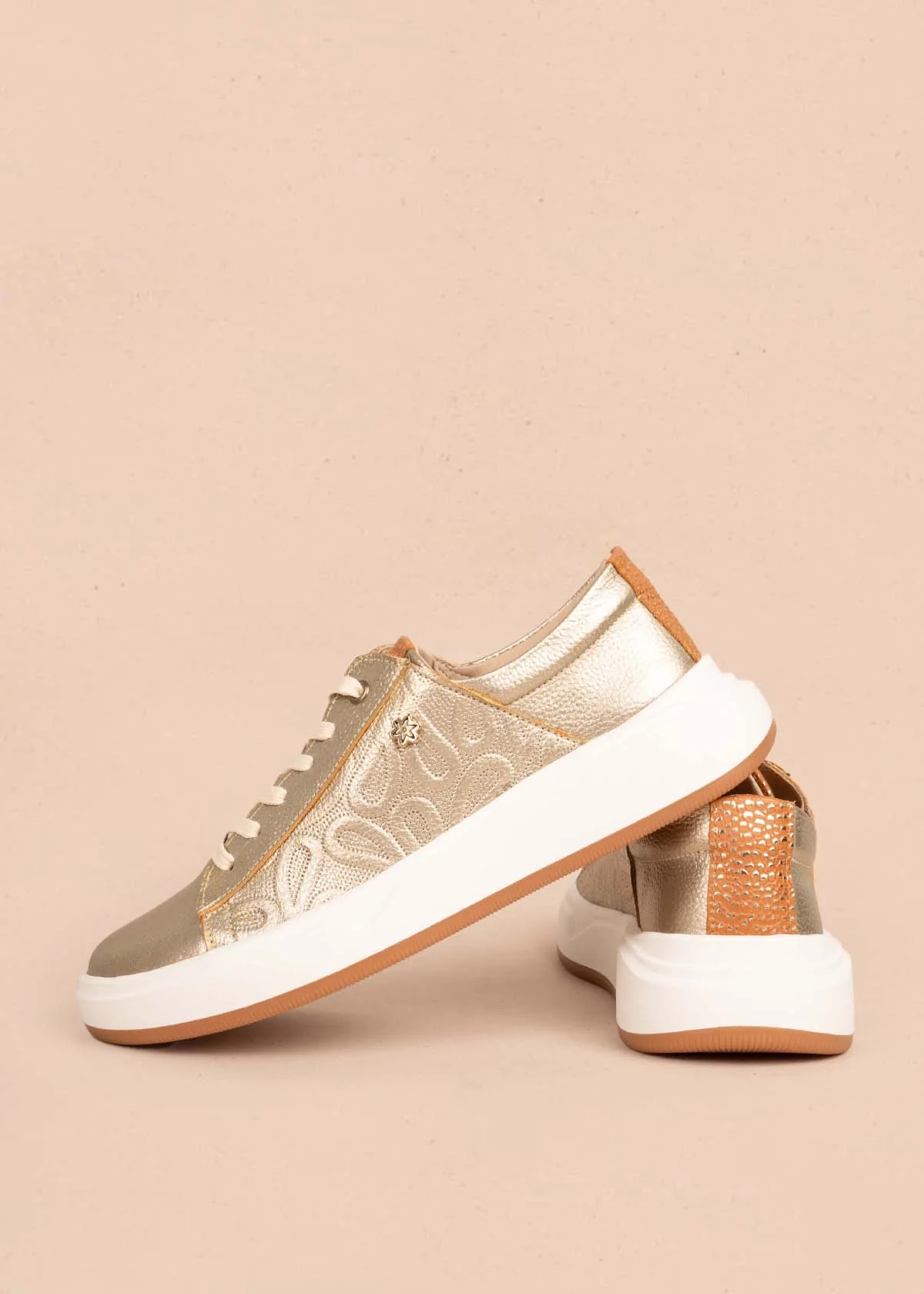 Tenis casuales en cuero color champaña 105425 - Image 5
