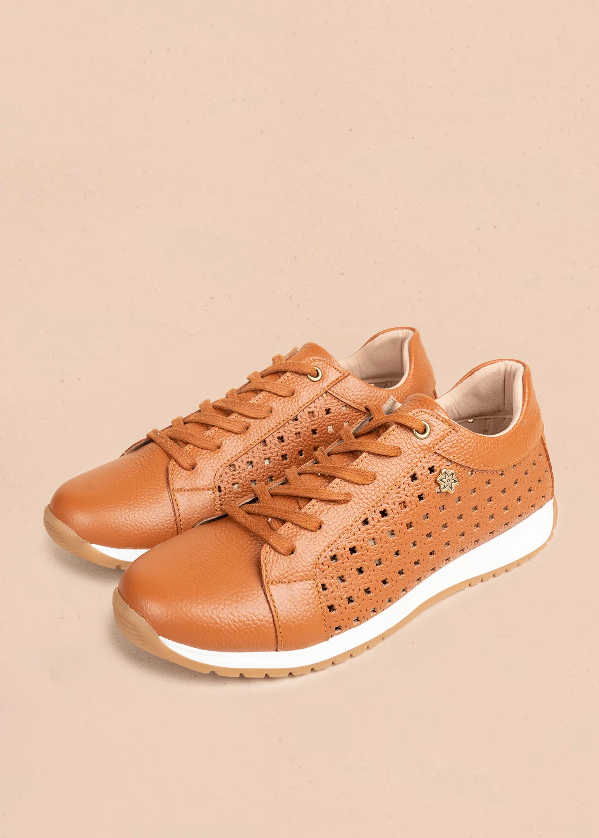 Tenis casuales de cuero color miel con perforaciones 106549 - Image 3