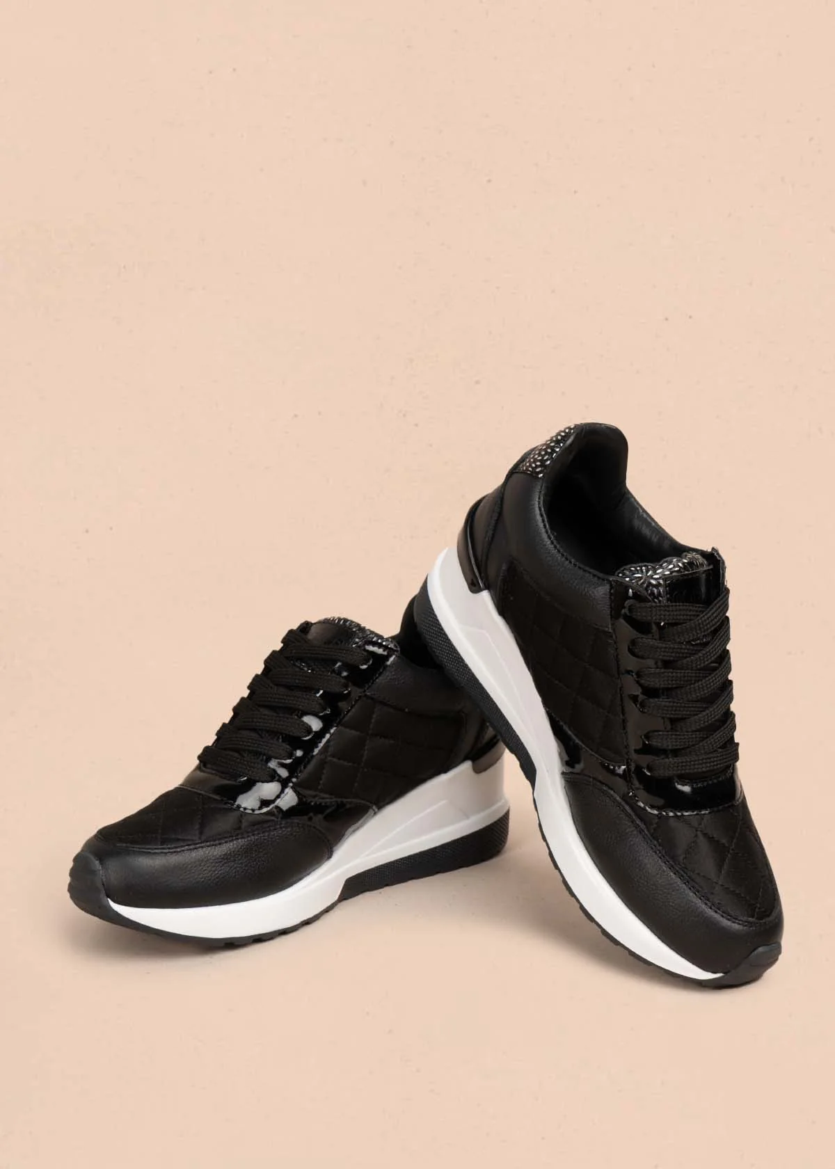 Tenis casuales en cuero color negro con cierre lateral 105716 - Image 3