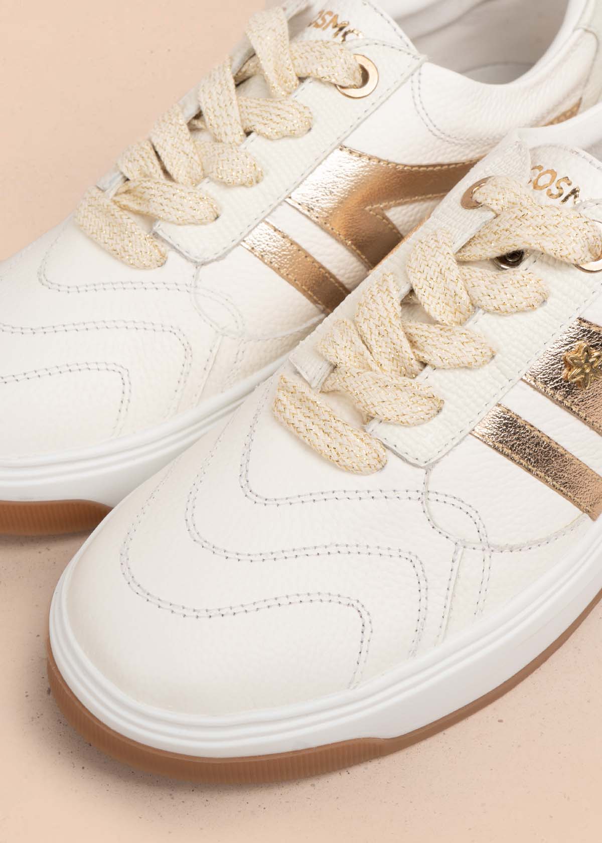 Tenis casuales en cuero color talco con detalles dorados 105485 - Image 5