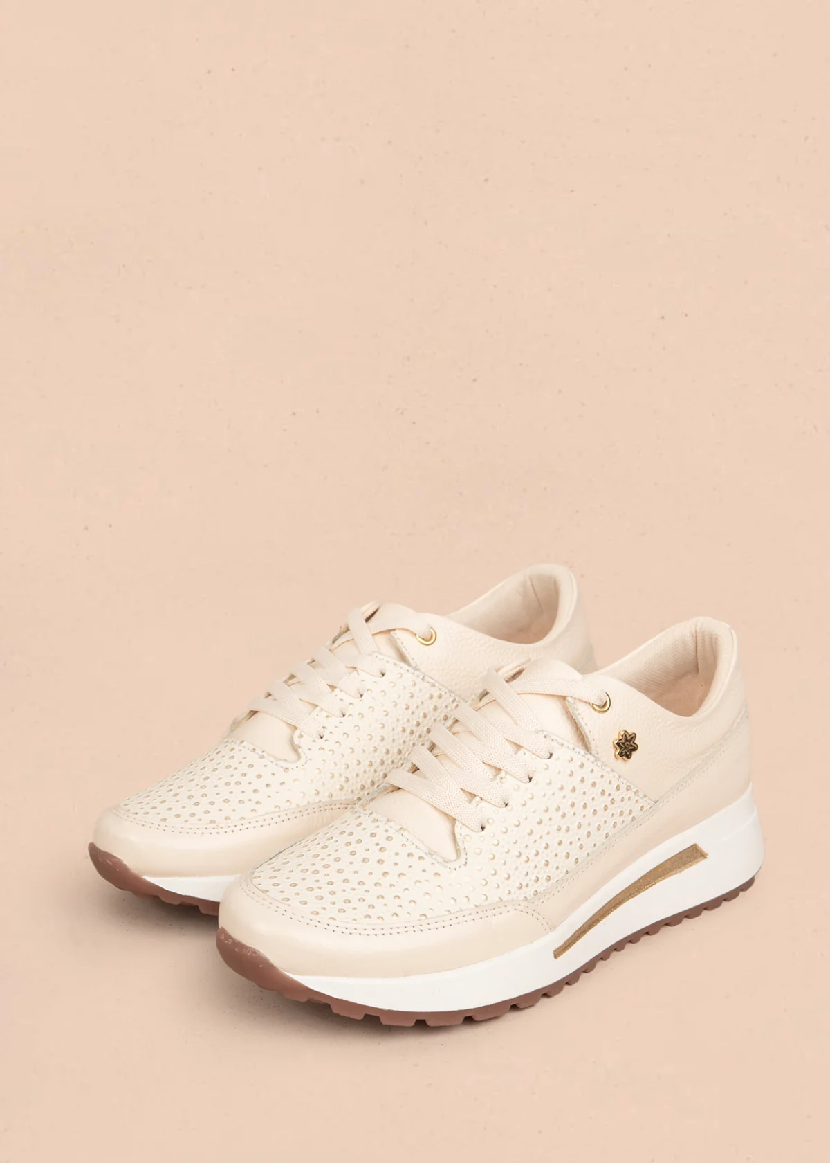 Tenis casuales en cuero color talco con acentos dorados 106048 - Image 2