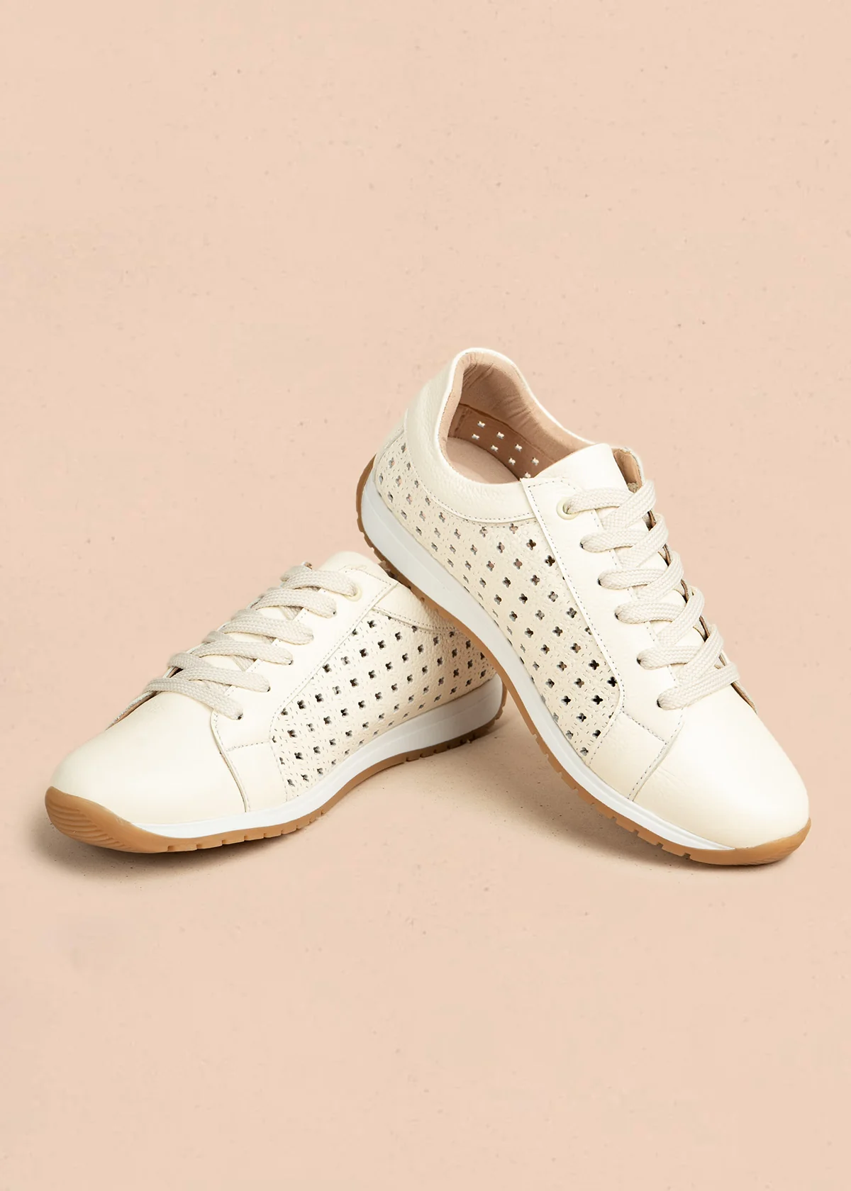 Tenis casuales de cuero color talco con perforaciones 106549 - Image 2